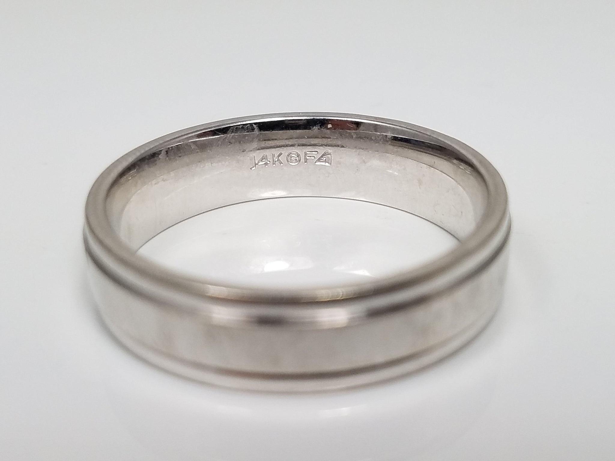 Sophisticated Men's 14k White Gold Wedding Ring Band