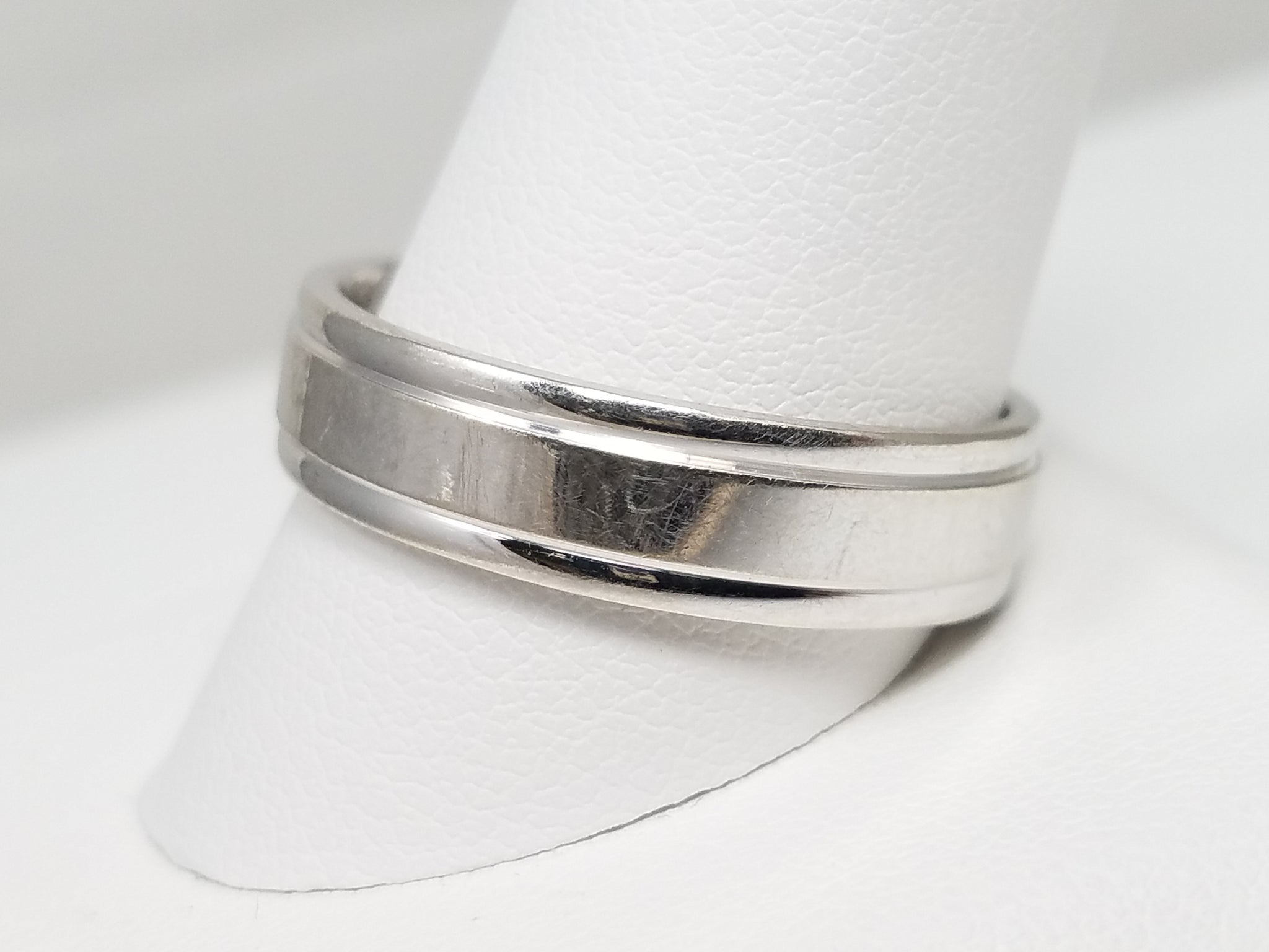 Sophisticated Men's 14k White Gold Wedding Ring Band