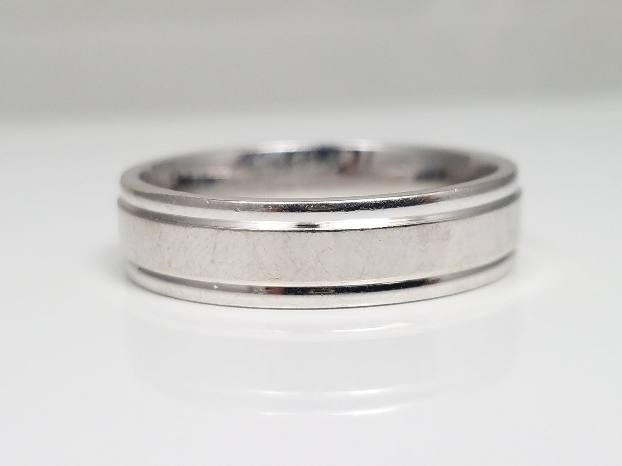 Sophisticated Men's 14k White Gold Wedding Ring Band