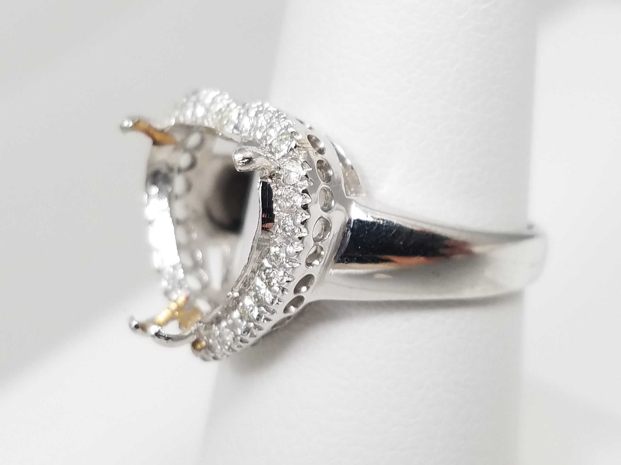 18k White Gold Natural Diamond Heart Halo Ring Mount