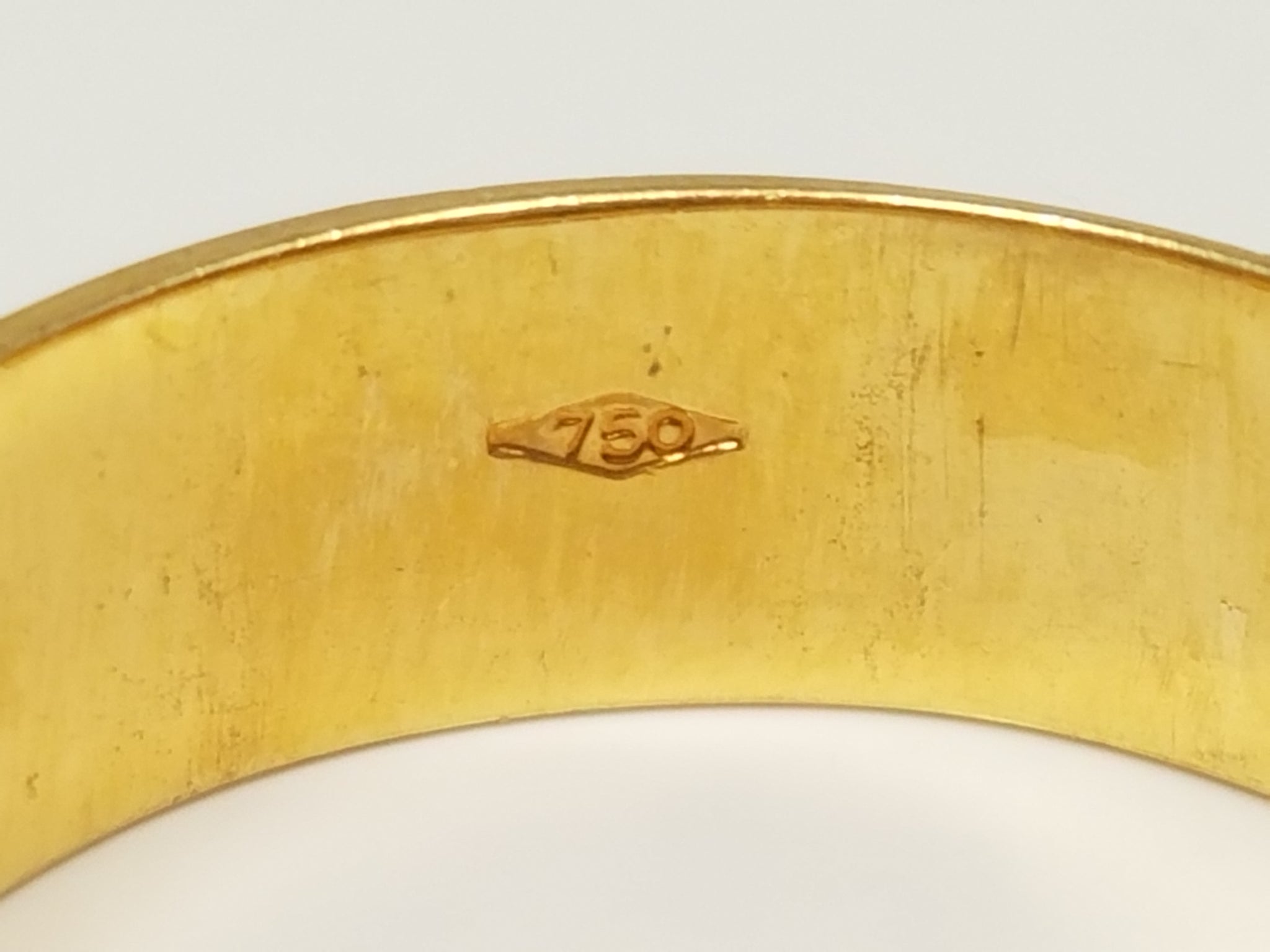 Stylish 18k Yellow Gold Ring