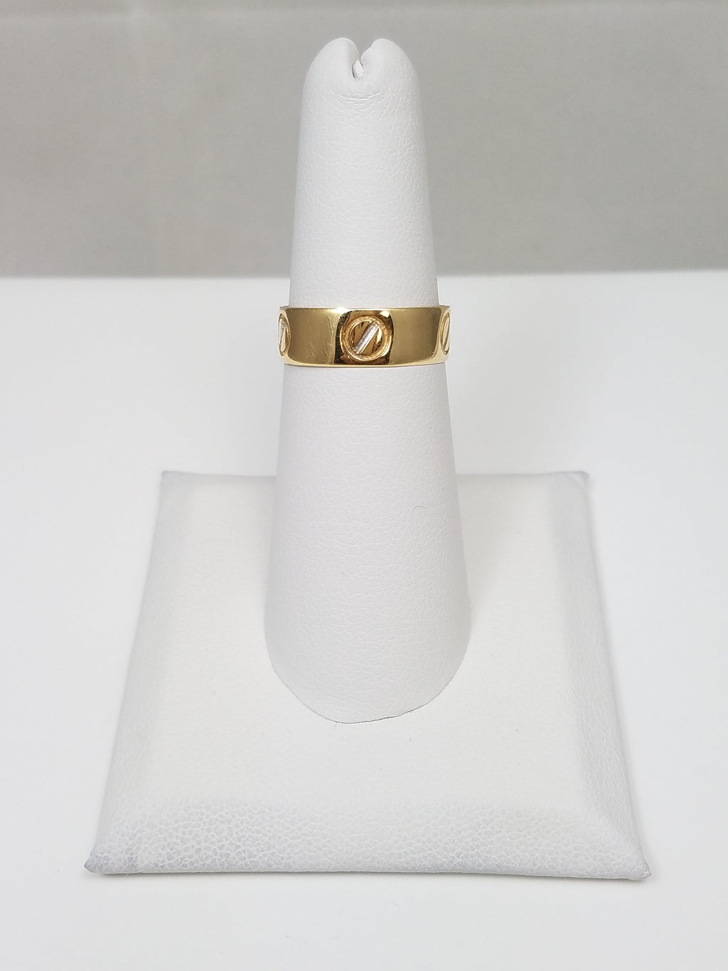 Stylish 18k Yellow Gold Ring