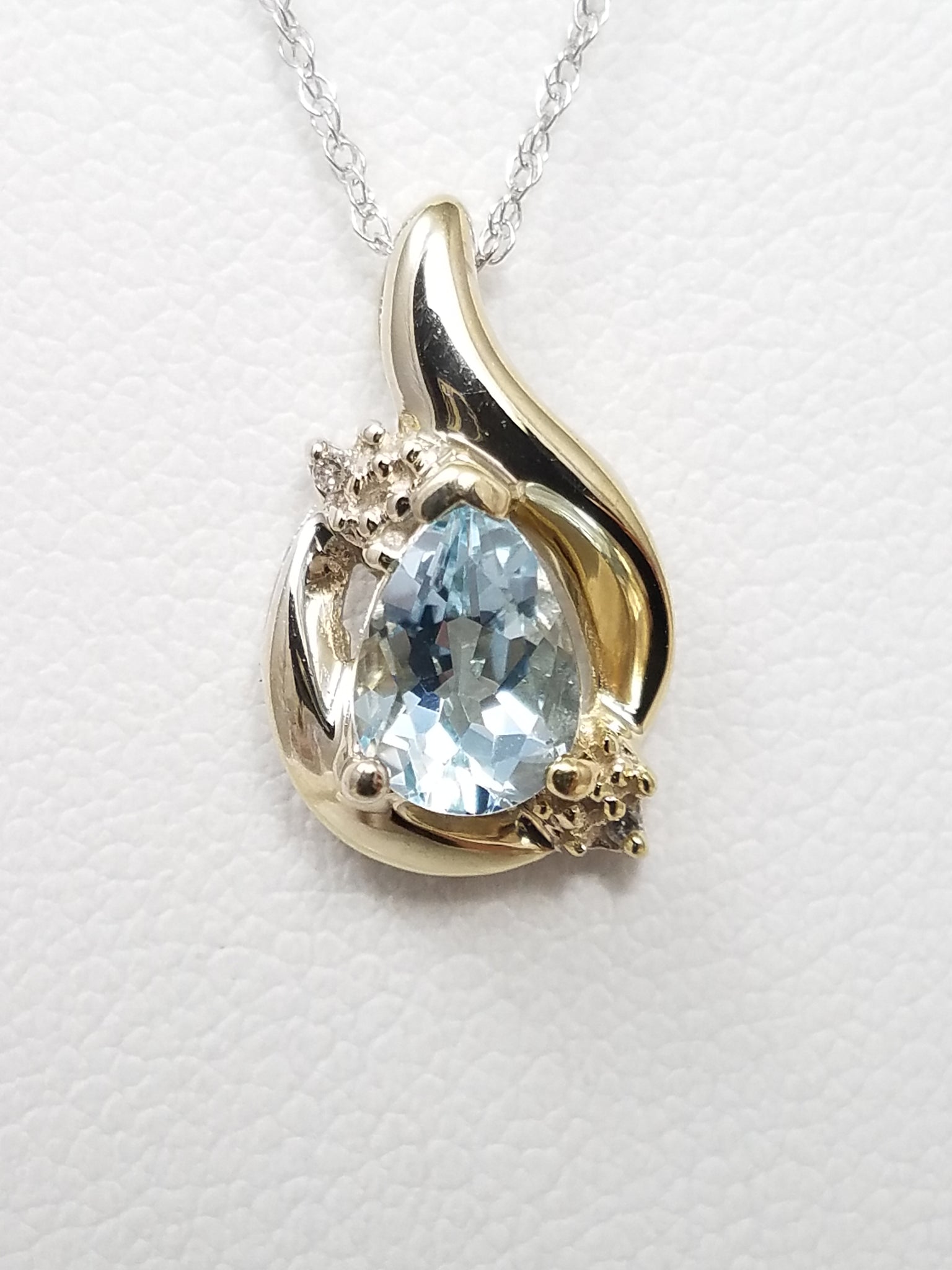 Elegant 18" 10k White Gold Natural Aquamarine Diamond Pendant Necklace
