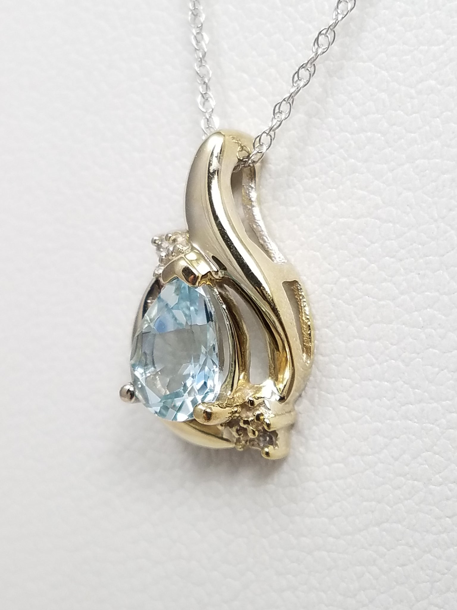 Elegant 18" 10k White Gold Natural Aquamarine Diamond Pendant Necklace