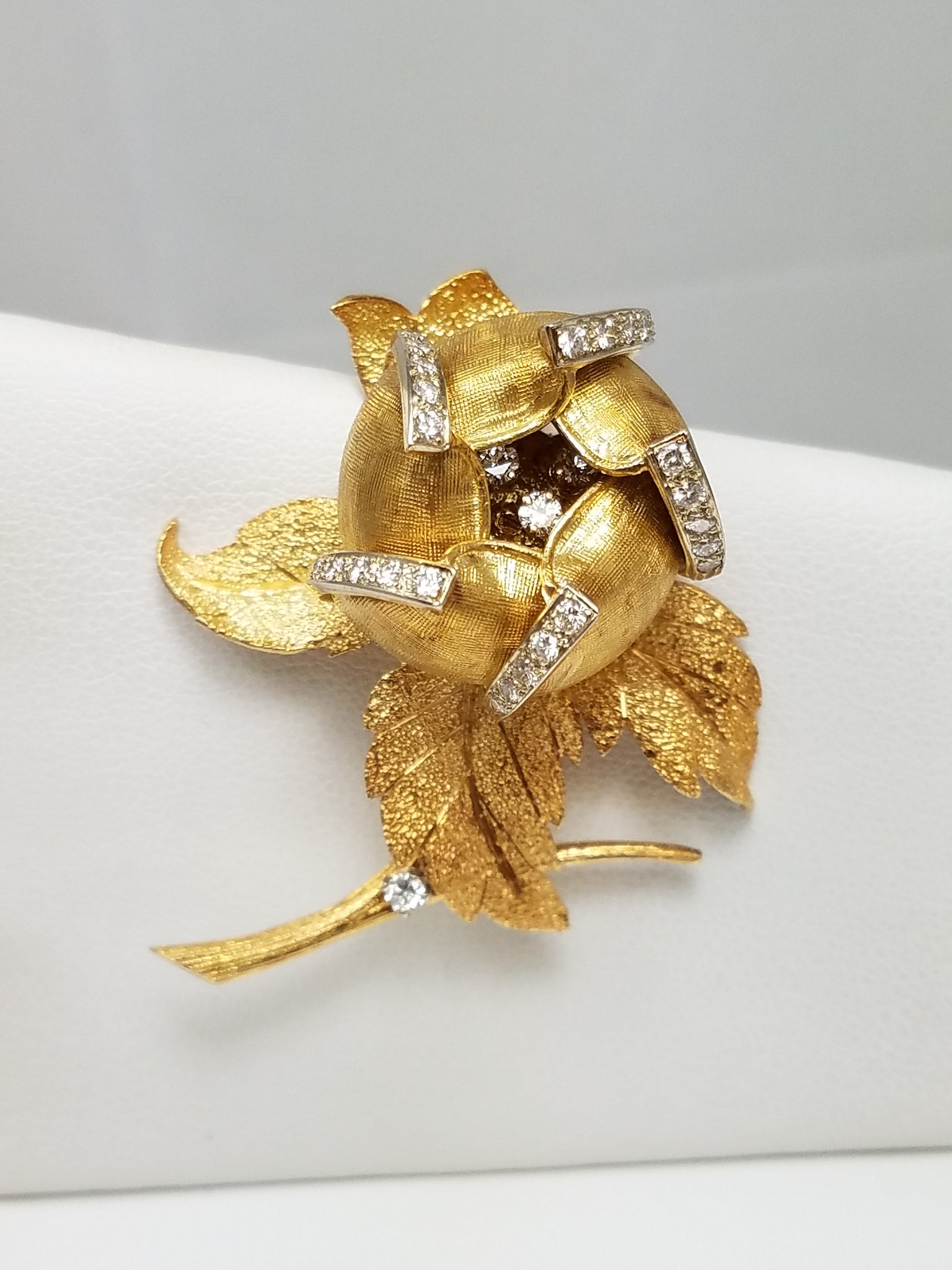 Exquisite 18k Yellow Gold Natural Diamond Articulated Flower Brooch/Pin