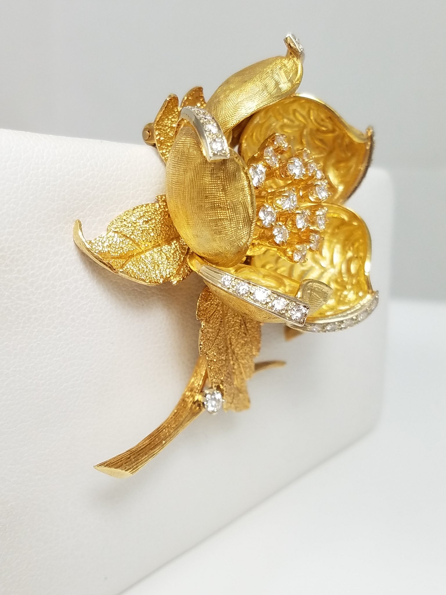 Exquisite 18k Yellow Gold Natural Diamond Articulated Flower Brooch/Pin