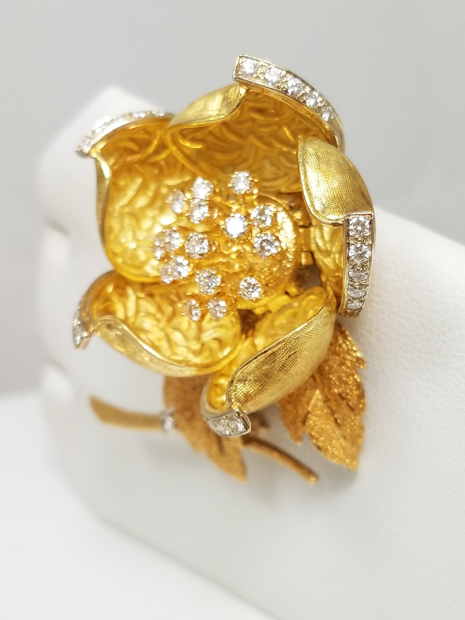 Exquisite 18k Yellow Gold Natural Diamond Articulated Flower Brooch/Pin