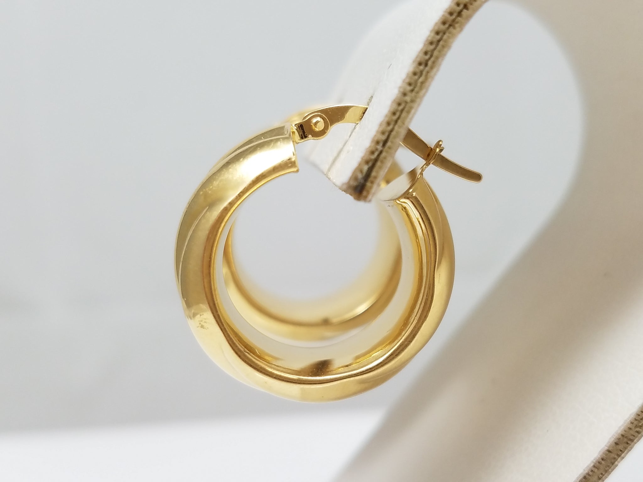 Grand 18k Yellow Gold Hollow Hoop Earrings