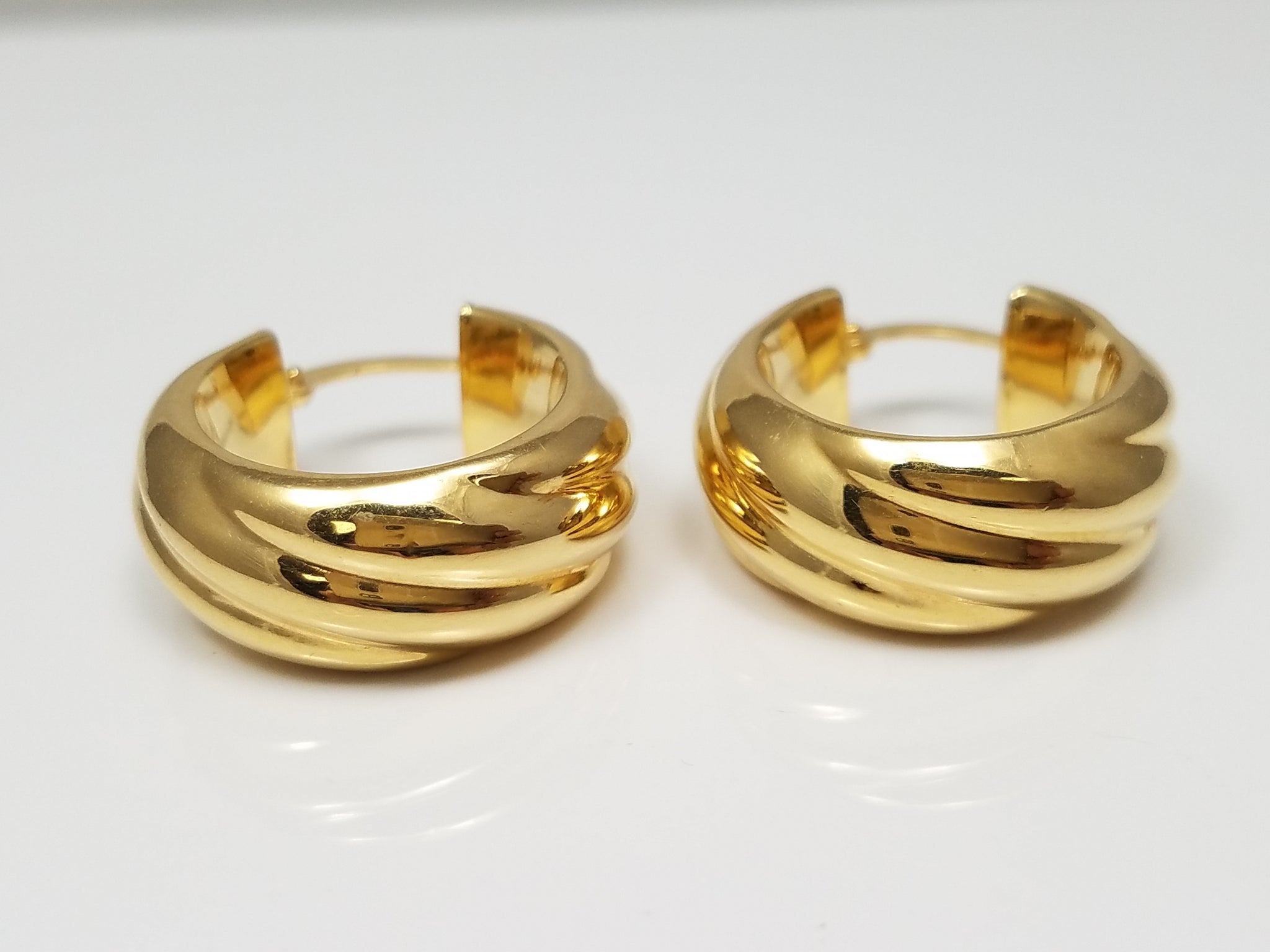 Grand 18k Yellow Gold Hollow Hoop Earrings