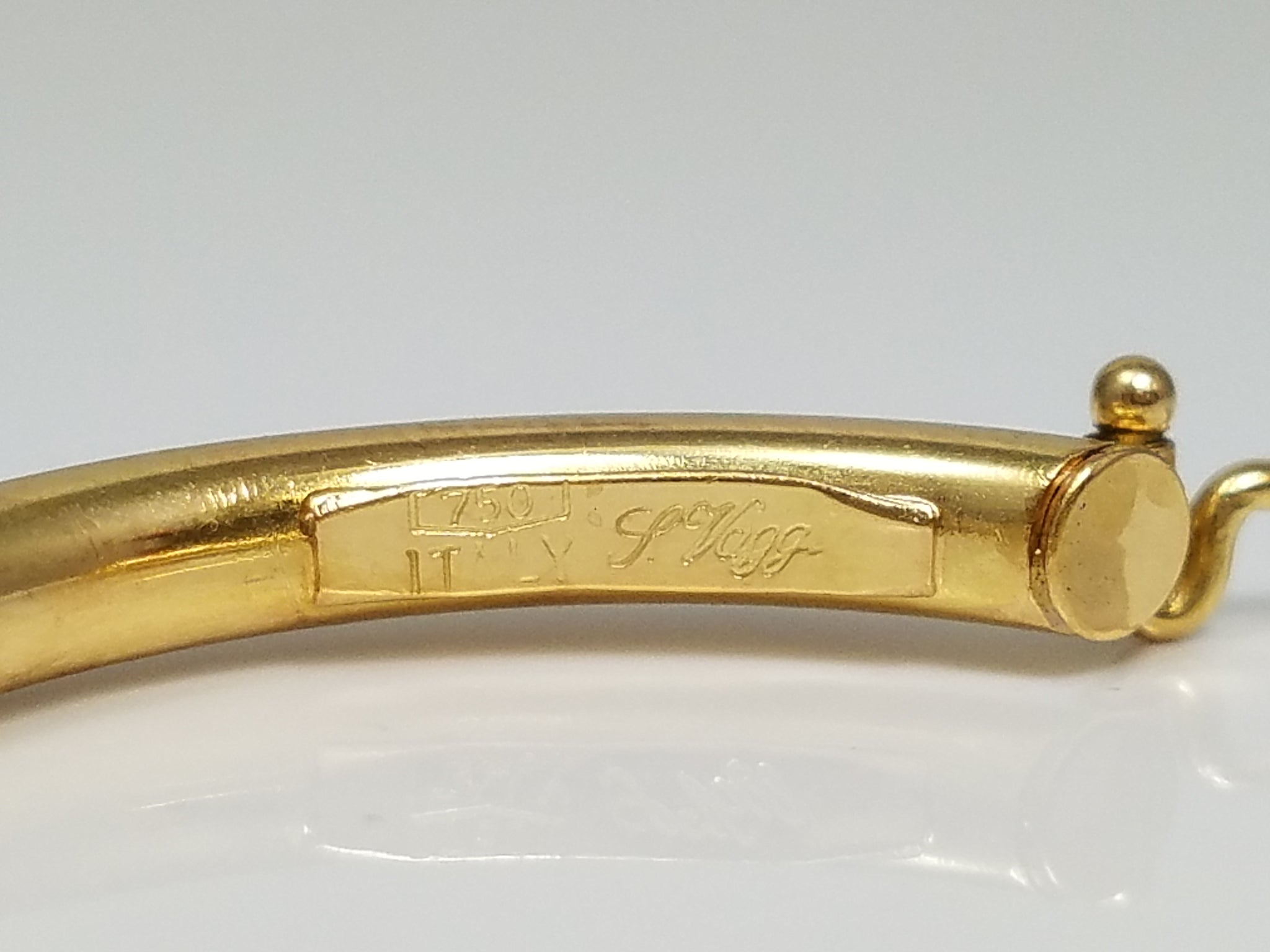 Classic 18k Yellow Gold Hollow Hoop Earrings