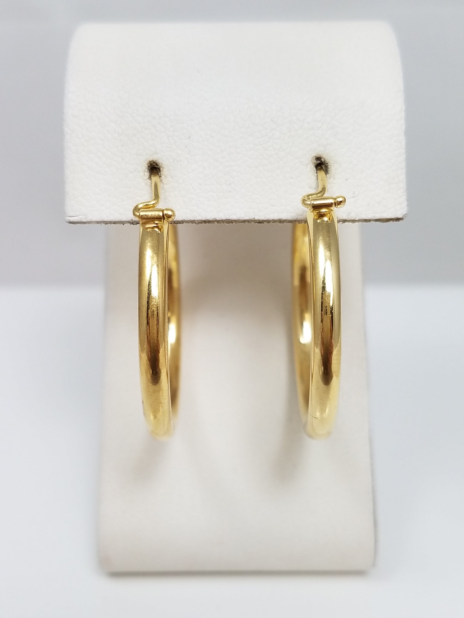 Classic 18k Yellow Gold Hollow Hoop Earrings