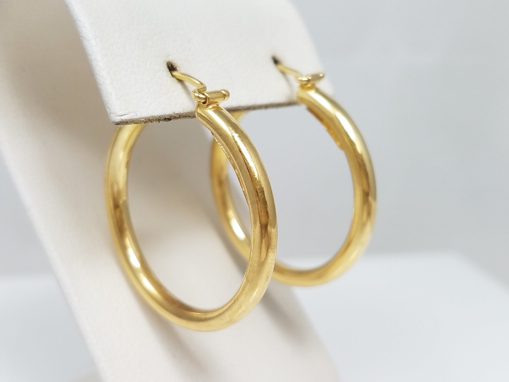 Classic 18k Yellow Gold Hollow Hoop Earrings