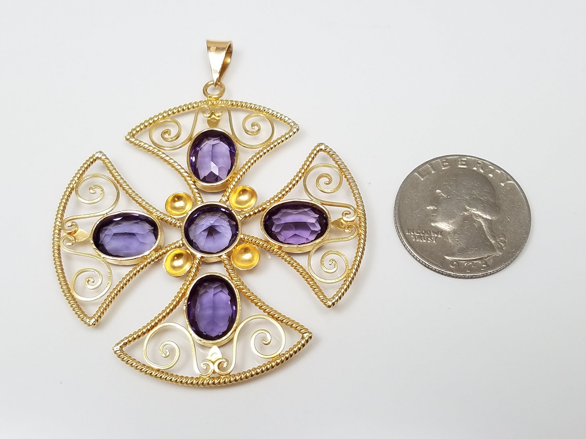 Elaborate 18k Yellow Gold Synthetic Gem Pendant