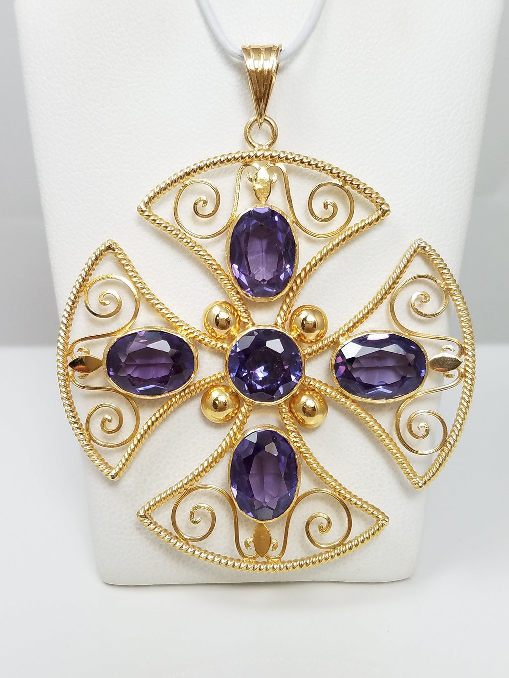 Elaborate 18k Yellow Gold Synthetic Gem Pendant