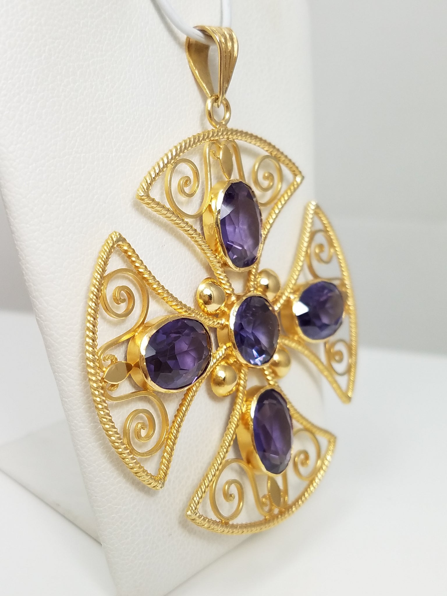Elaborate 18k Yellow Gold Synthetic Gem Pendant