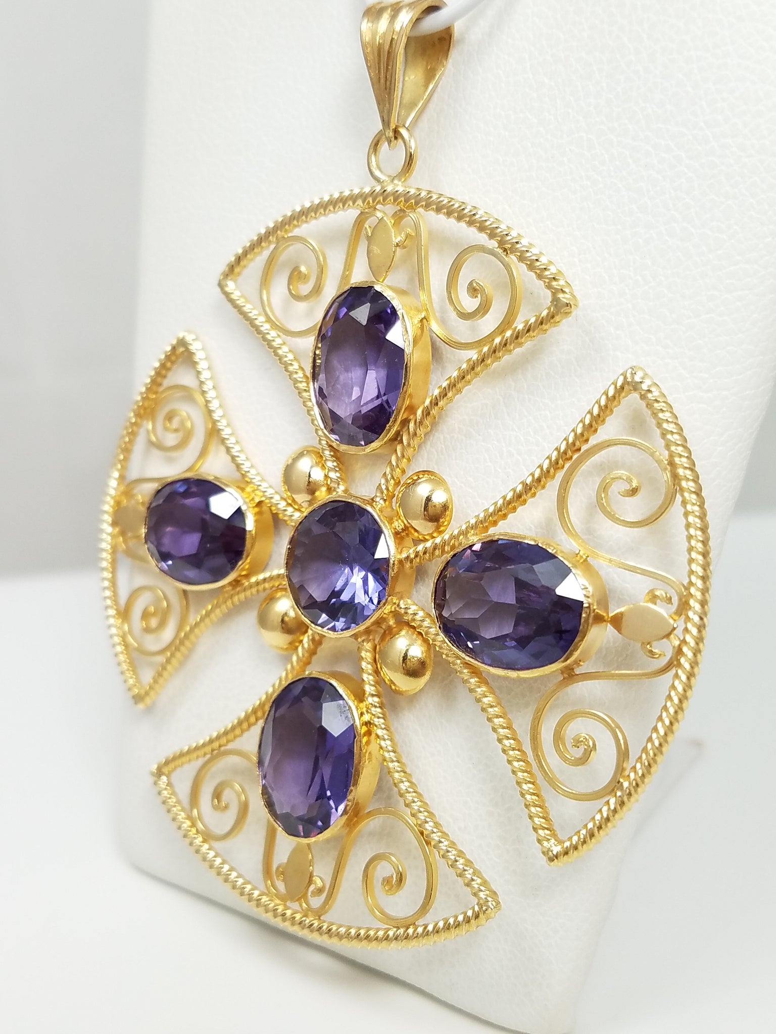 Elaborate 18k Yellow Gold Synthetic Gem Pendant
