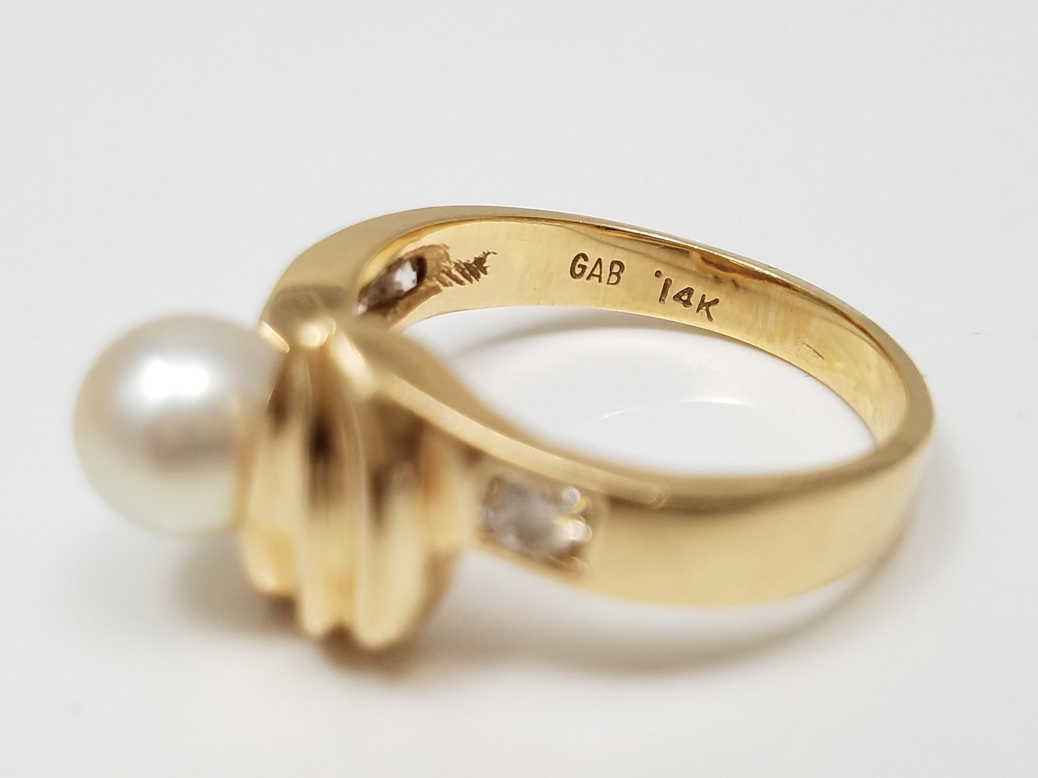 Stylish 14k Yellow Gold Cultured Pearl Natural Diamond Ring