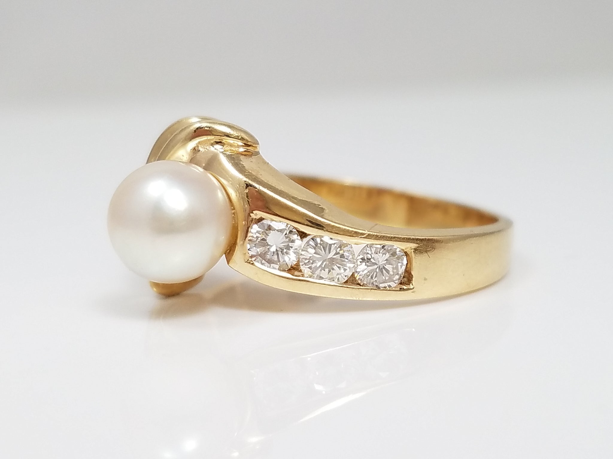 Stylish 14k Yellow Gold Cultured Pearl Natural Diamond Ring