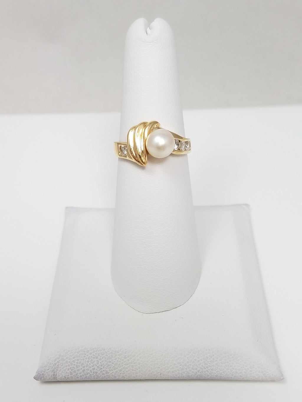 Stylish 14k Yellow Gold Cultured Pearl Natural Diamond Ring