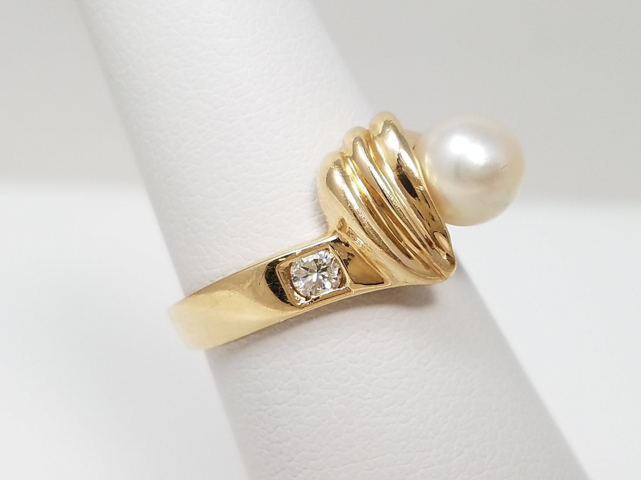 Stylish 14k Yellow Gold Cultured Pearl Natural Diamond Ring