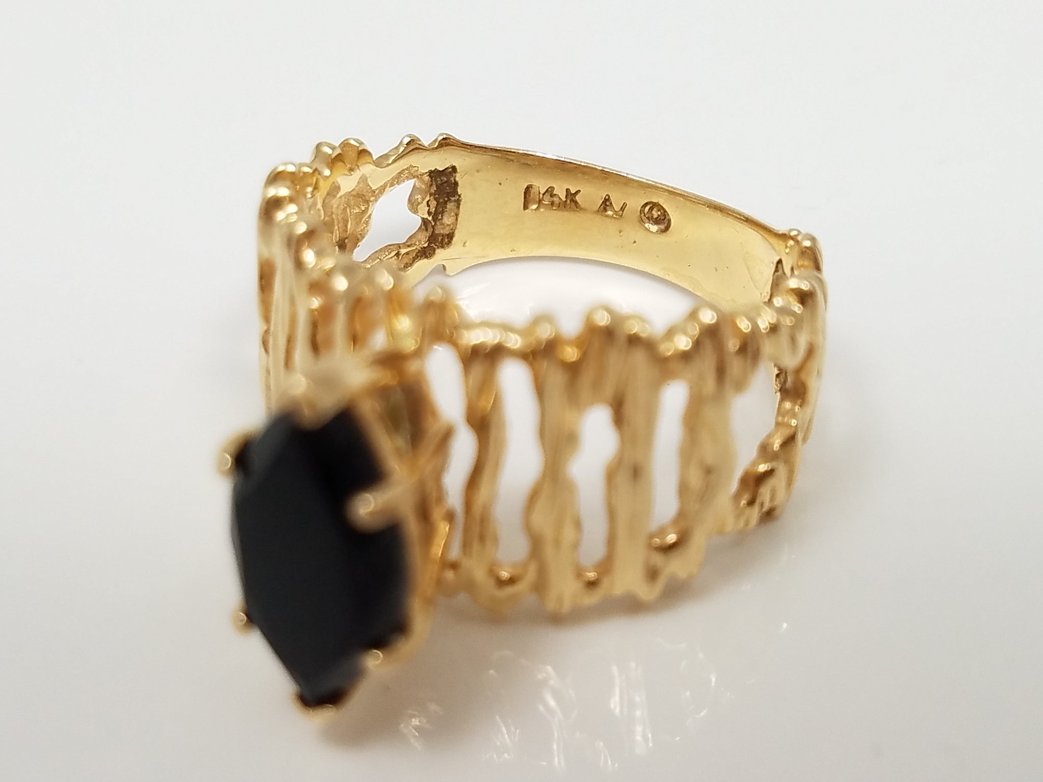 Stylish 14k Yellow Gold Natural Onyx Ring