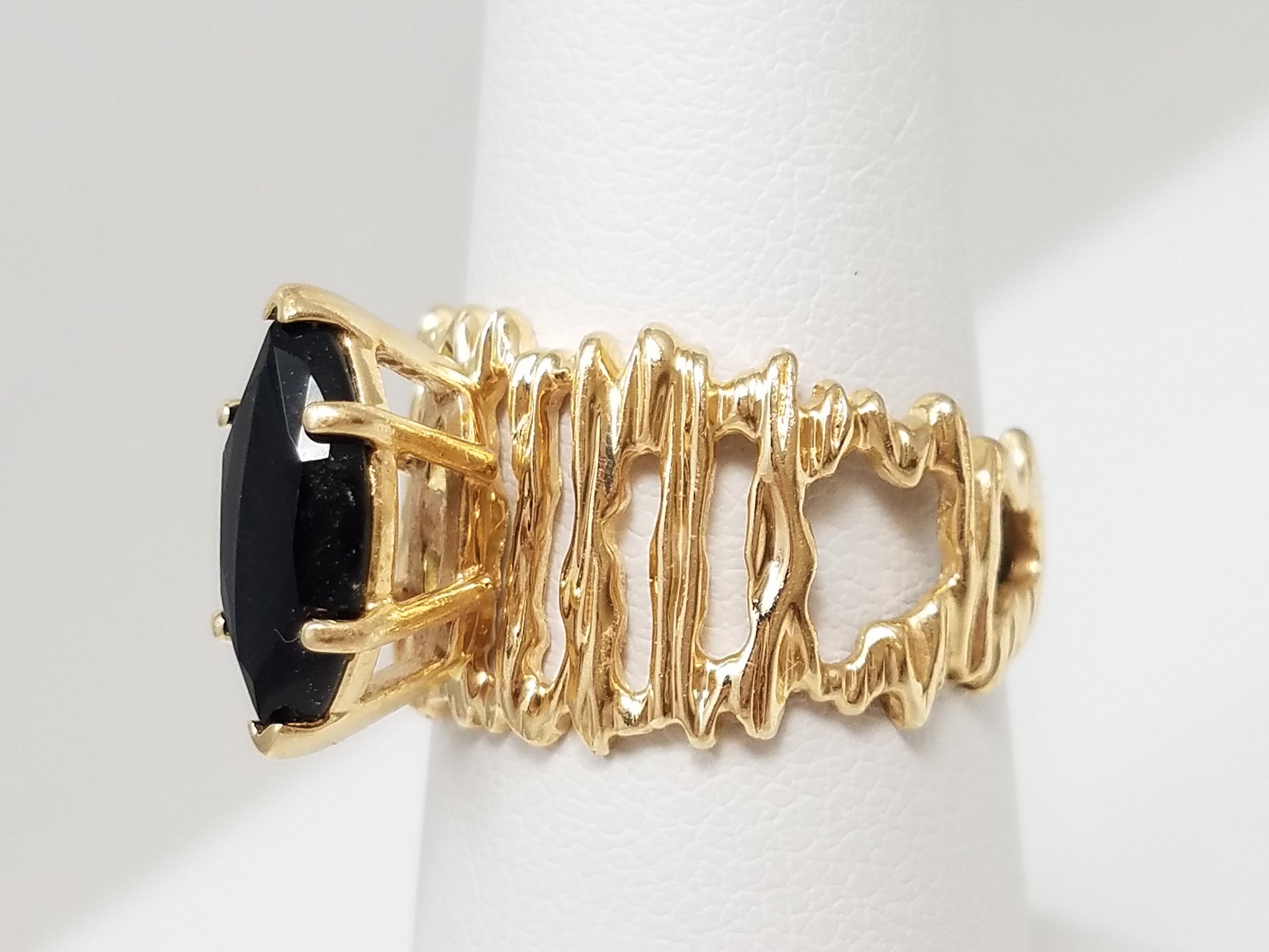 Stylish 14k Yellow Gold Natural Onyx Ring
