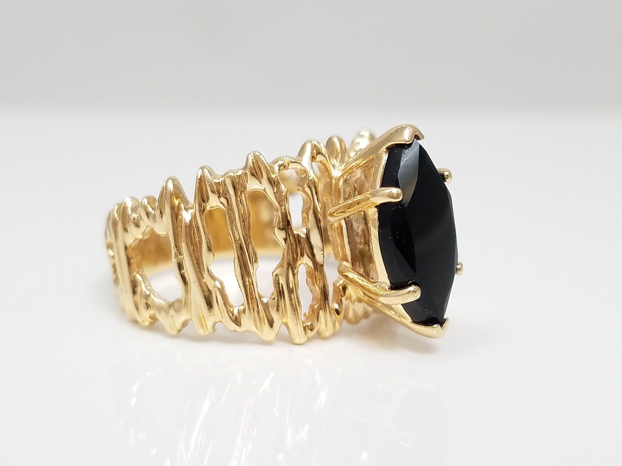 Stylish 14k Yellow Gold Natural Onyx Ring