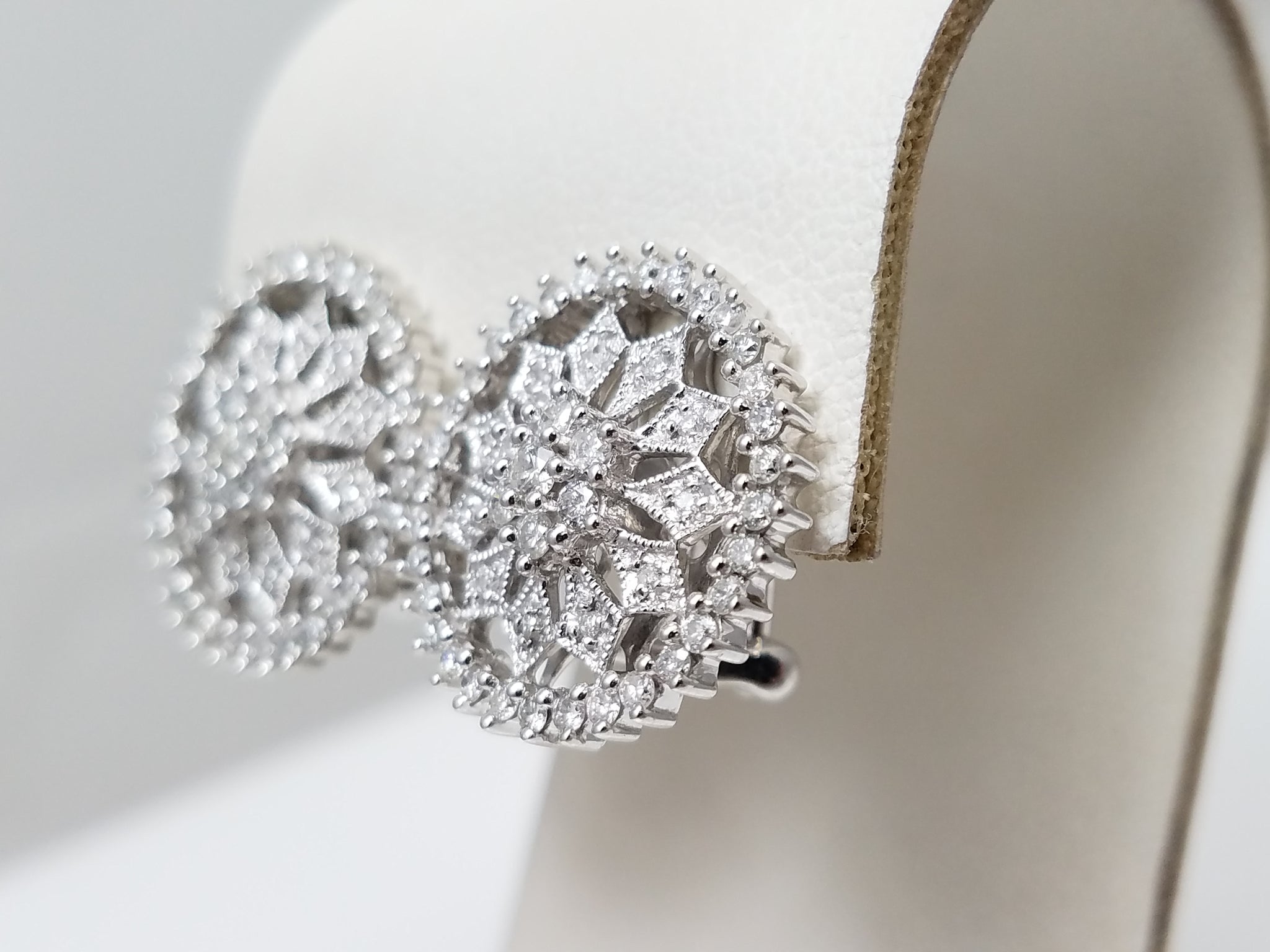 Grand 14k White Gold 1ctw Natural Diamond Earrings