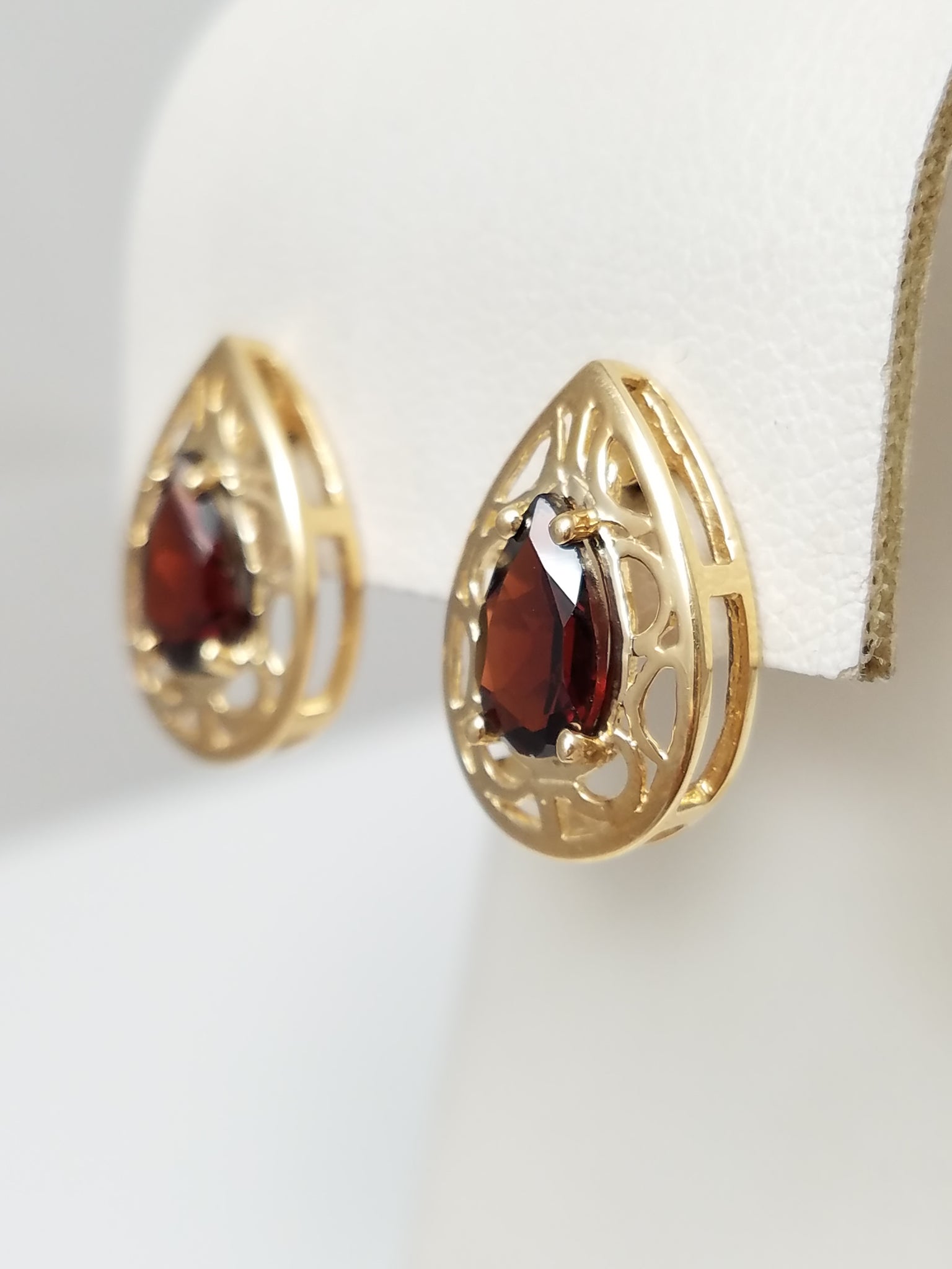 Elegant 10k Yellow Gold Natural Garnet Drop Earrings