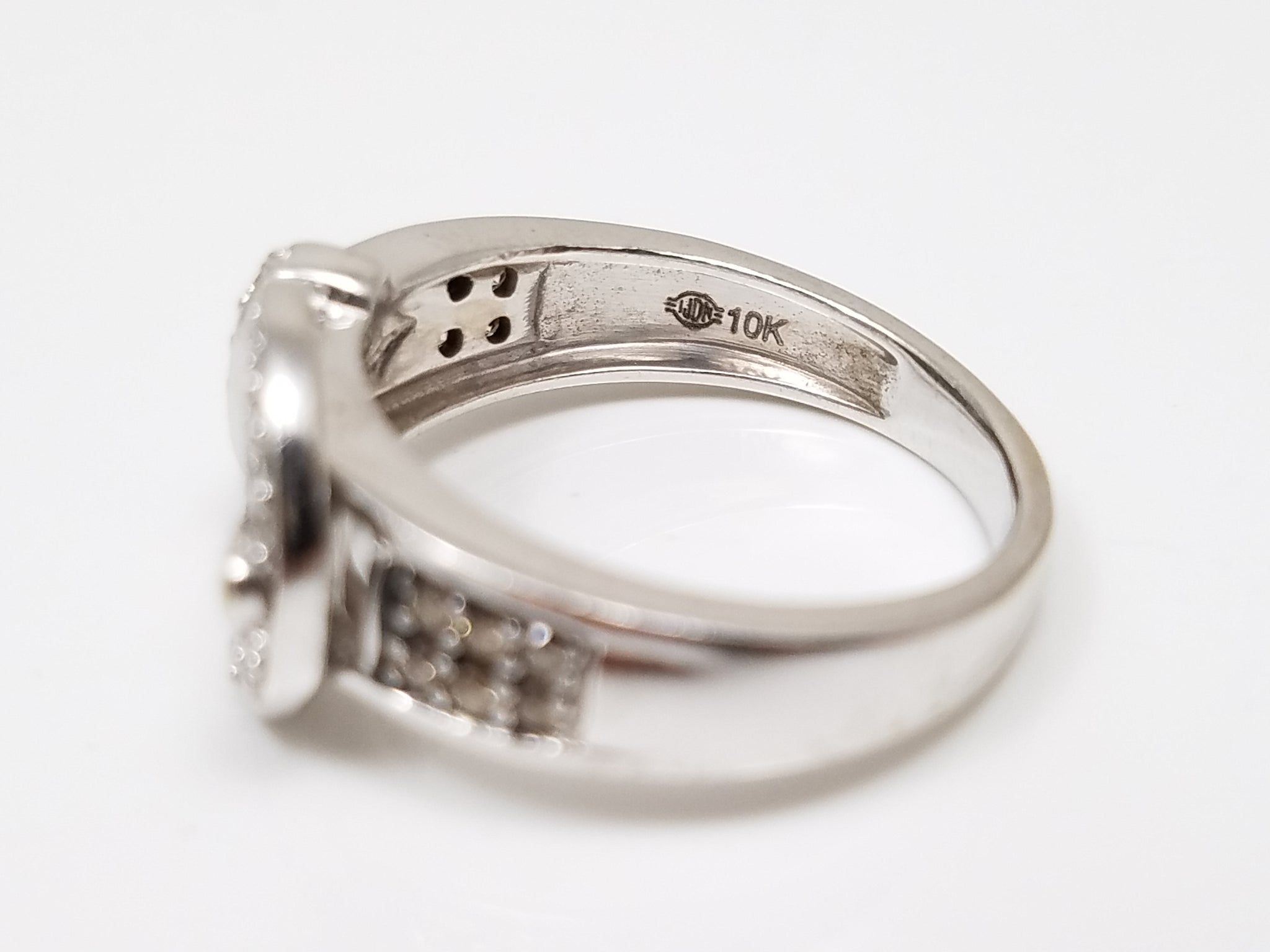 Fashionable 10k White Gold Natural Diamond Buckle Ring