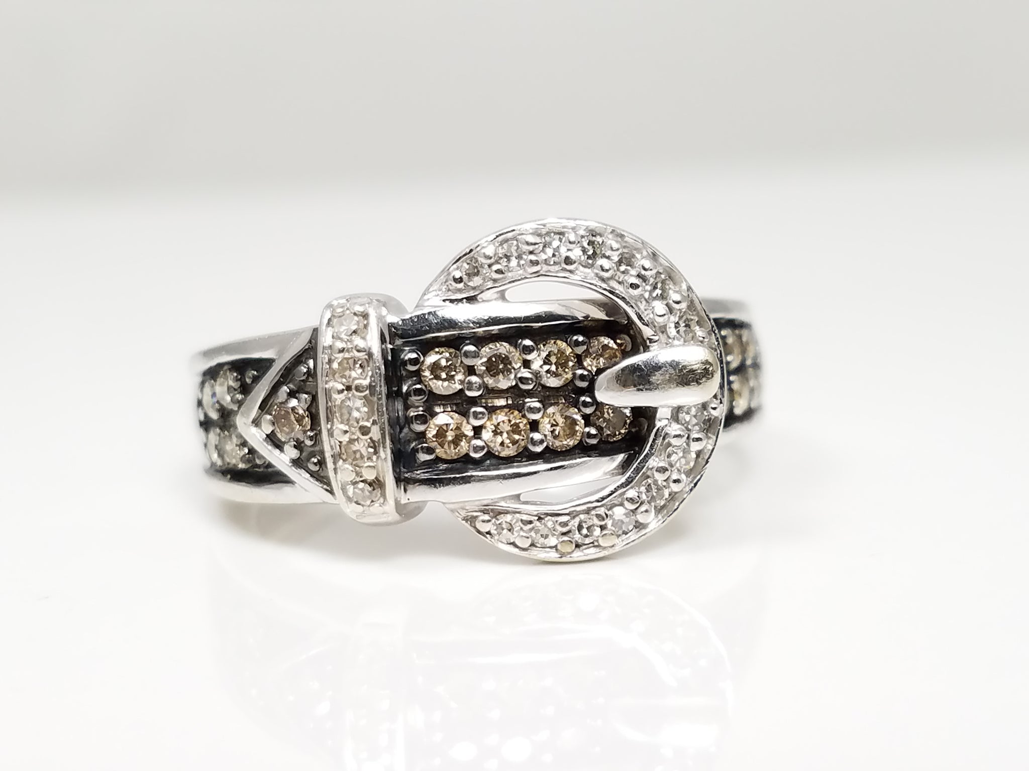 Fashionable 10k White Gold Natural Diamond Buckle Ring
