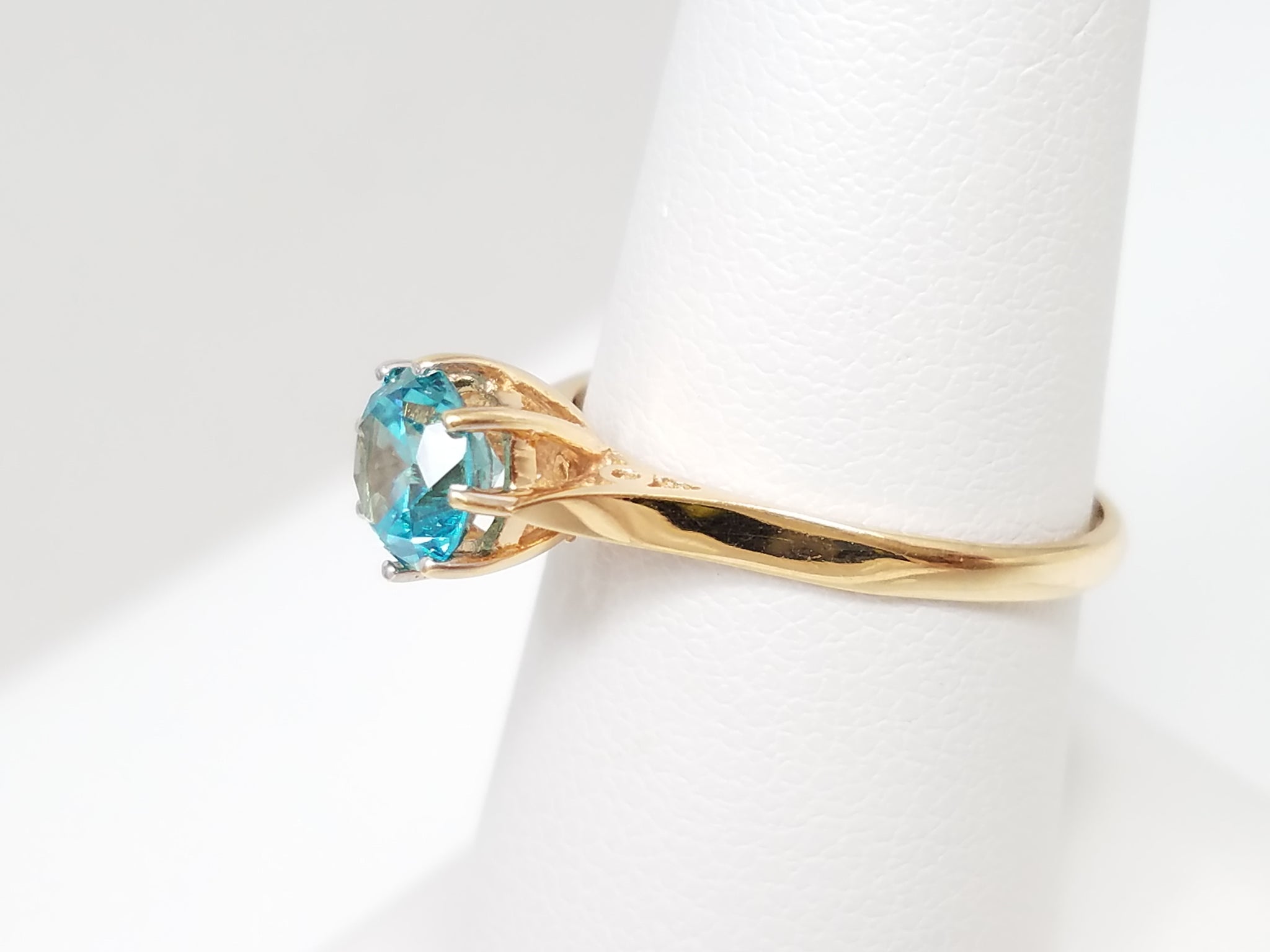 Cool Vintage 14k Yellow Gold Natural Zircon Solitaire Ring