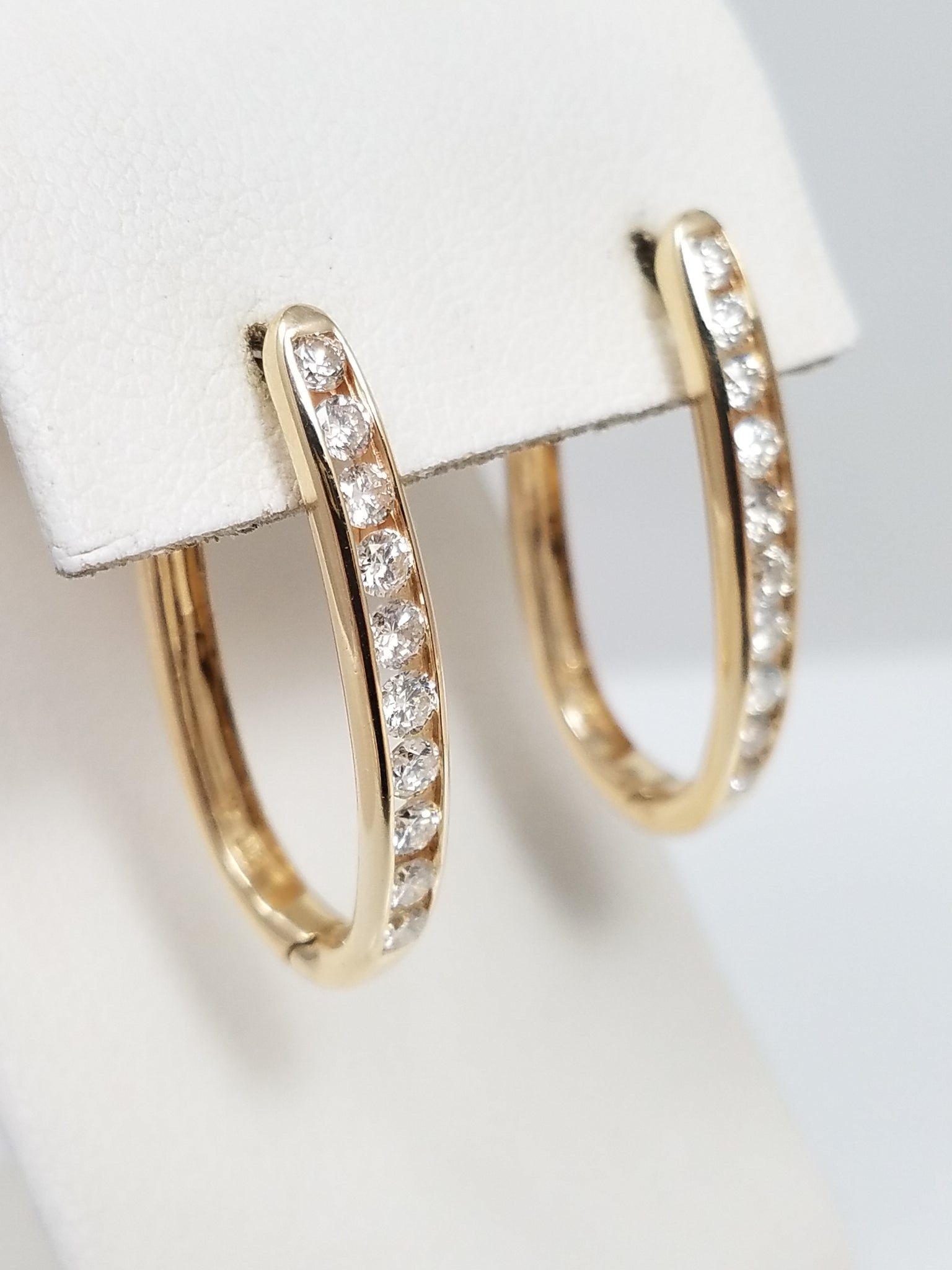 Luscious 14k Yellow Gold Elongated 1ctw Natural Diamond Hoop Earrings