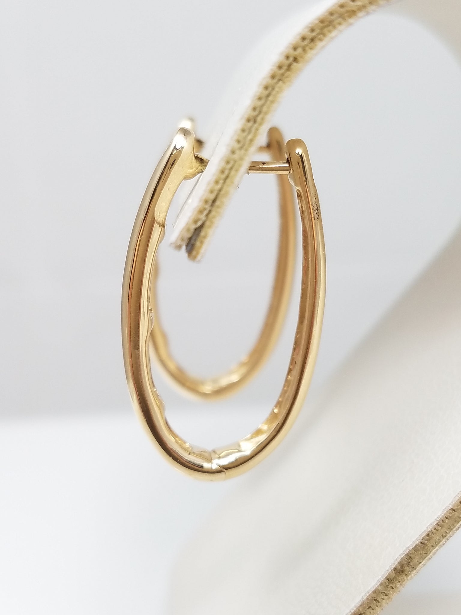 Luscious 14k Yellow Gold Elongated 1ctw Natural Diamond Hoop Earrings