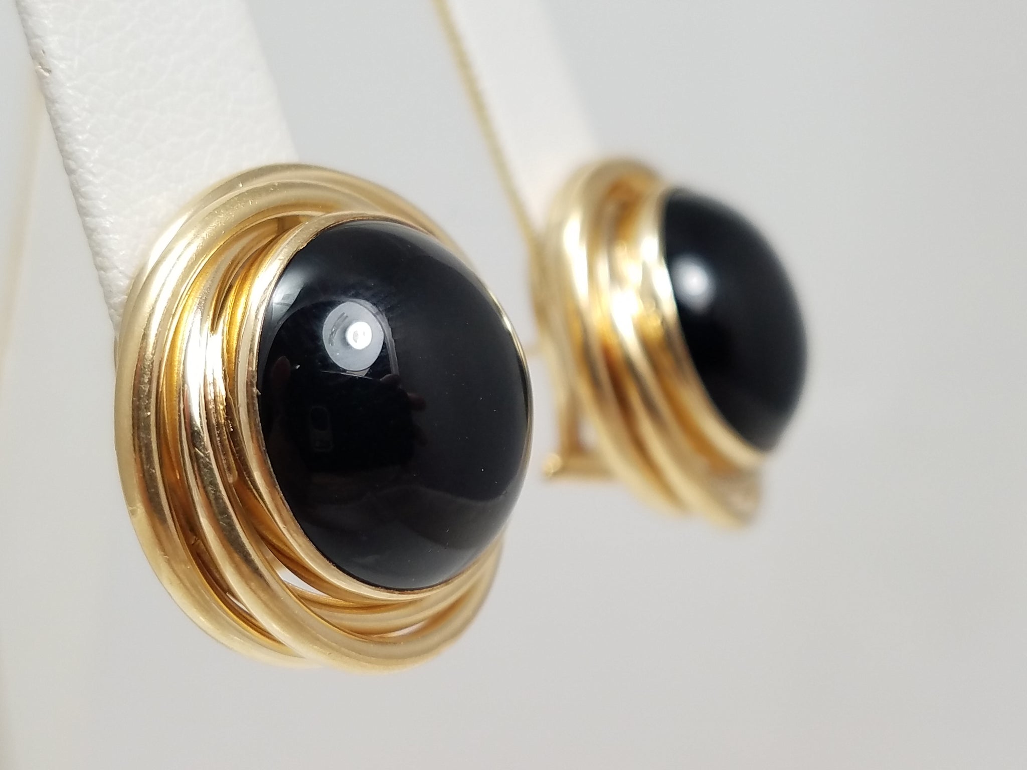 Grand 14k Yellow Gold Natural Onyx Cabochon Earrings