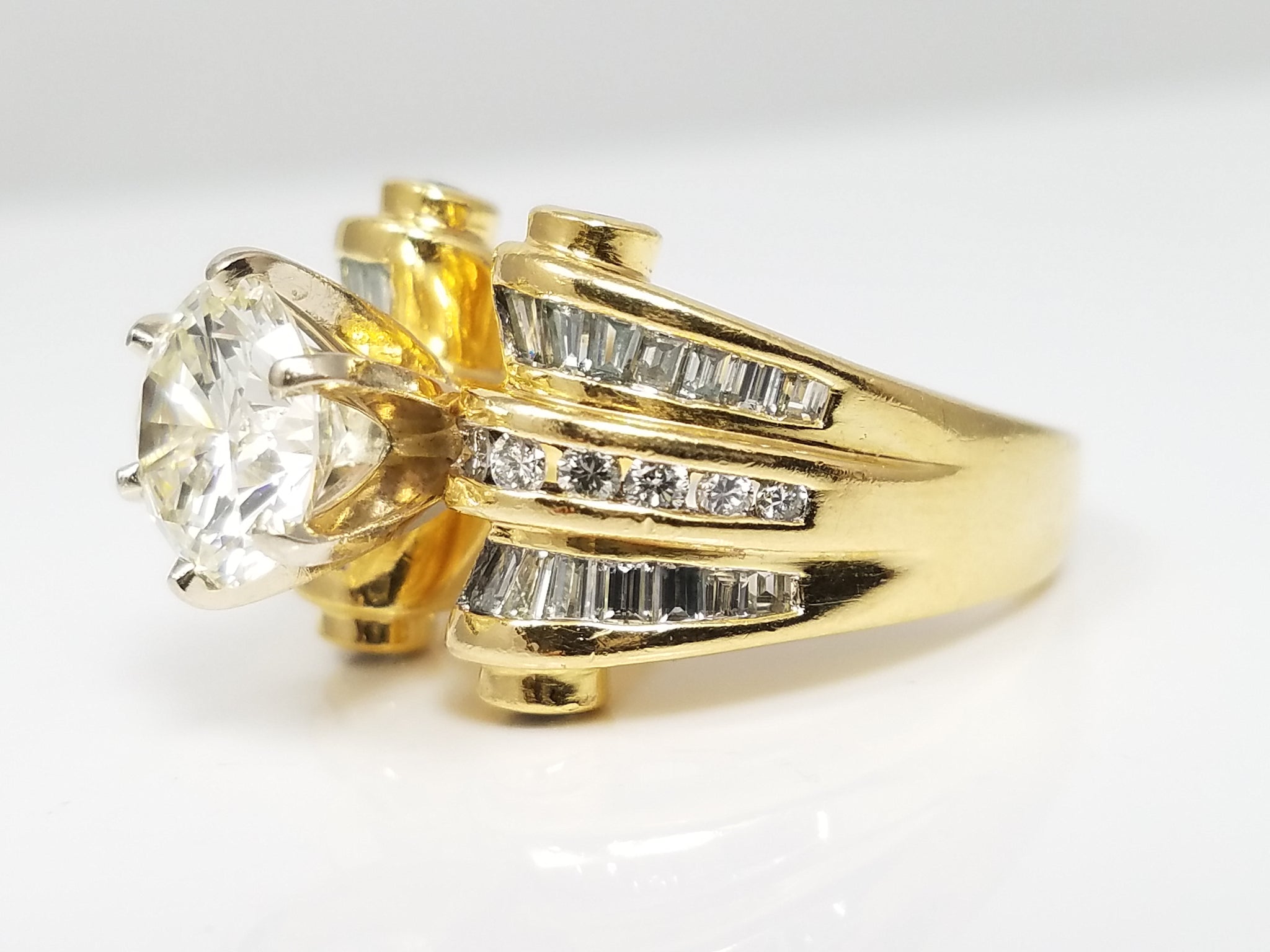 Exquisite 18k Yellow Gold Natural Diamond Engagement Ring