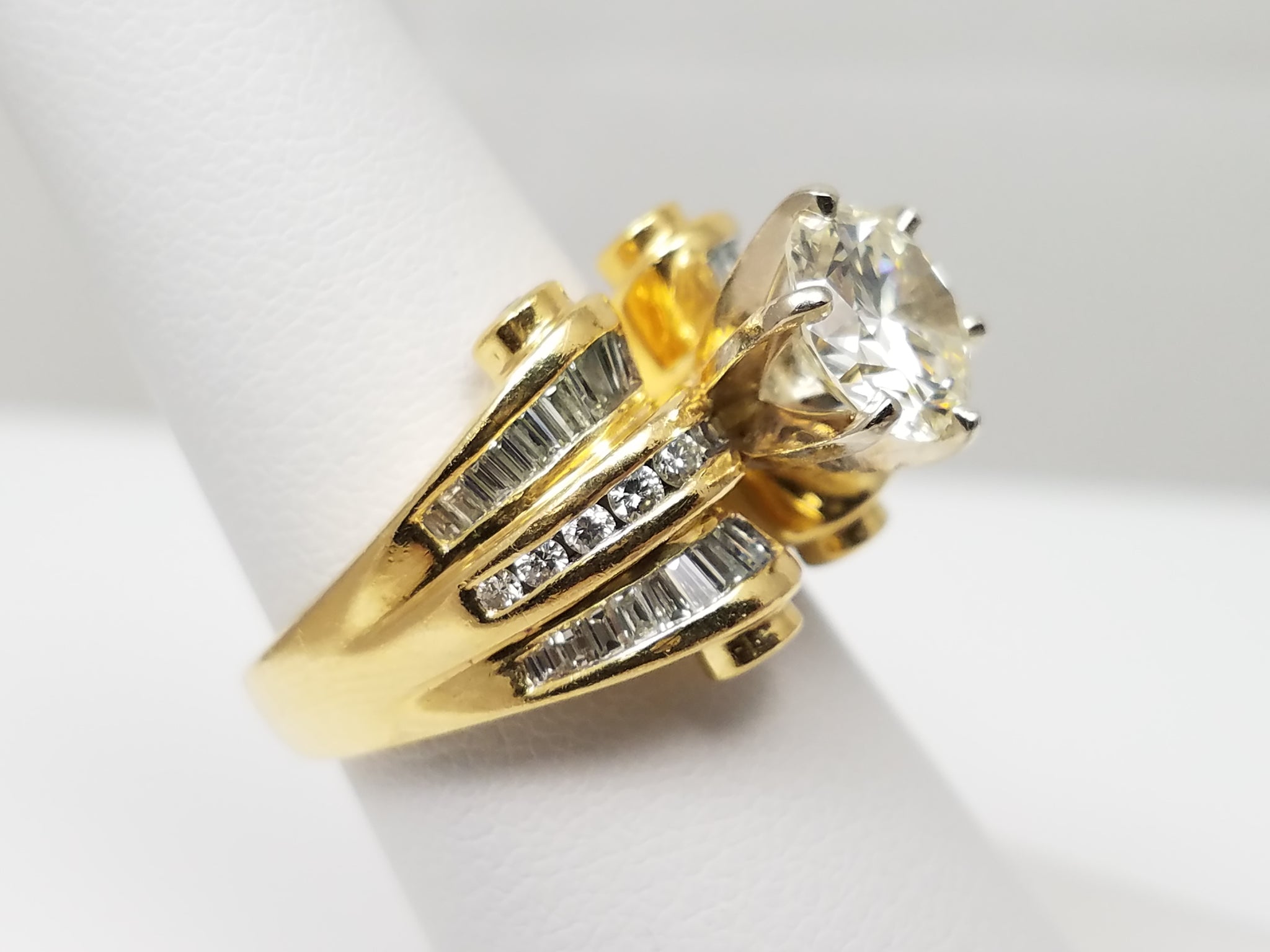 Exquisite 18k Yellow Gold Natural Diamond Engagement Ring