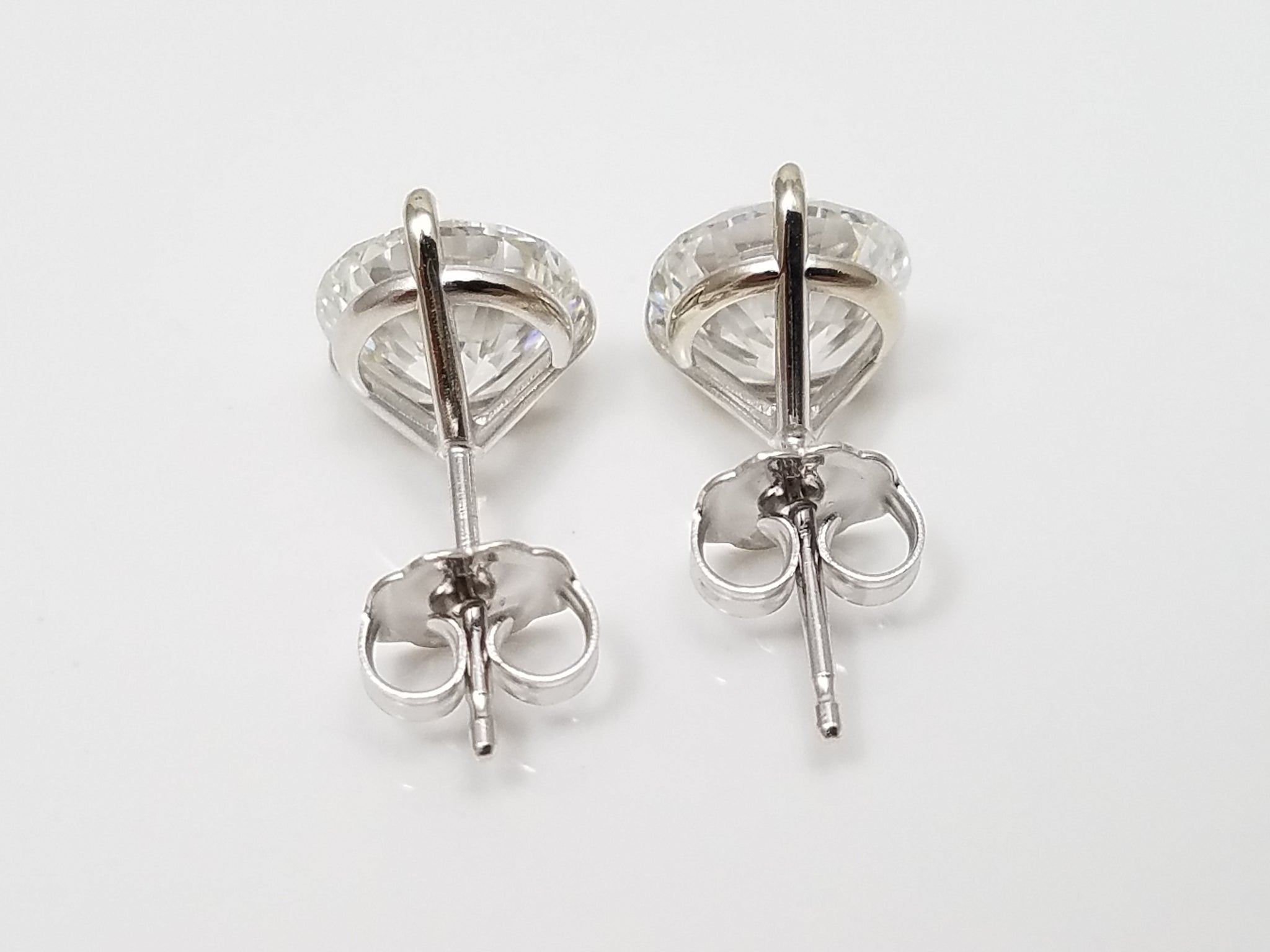 New! Glamorous 14k White Gold 3.18ctw IGI Certified Lab Grown Diamond Solitaire Earrings