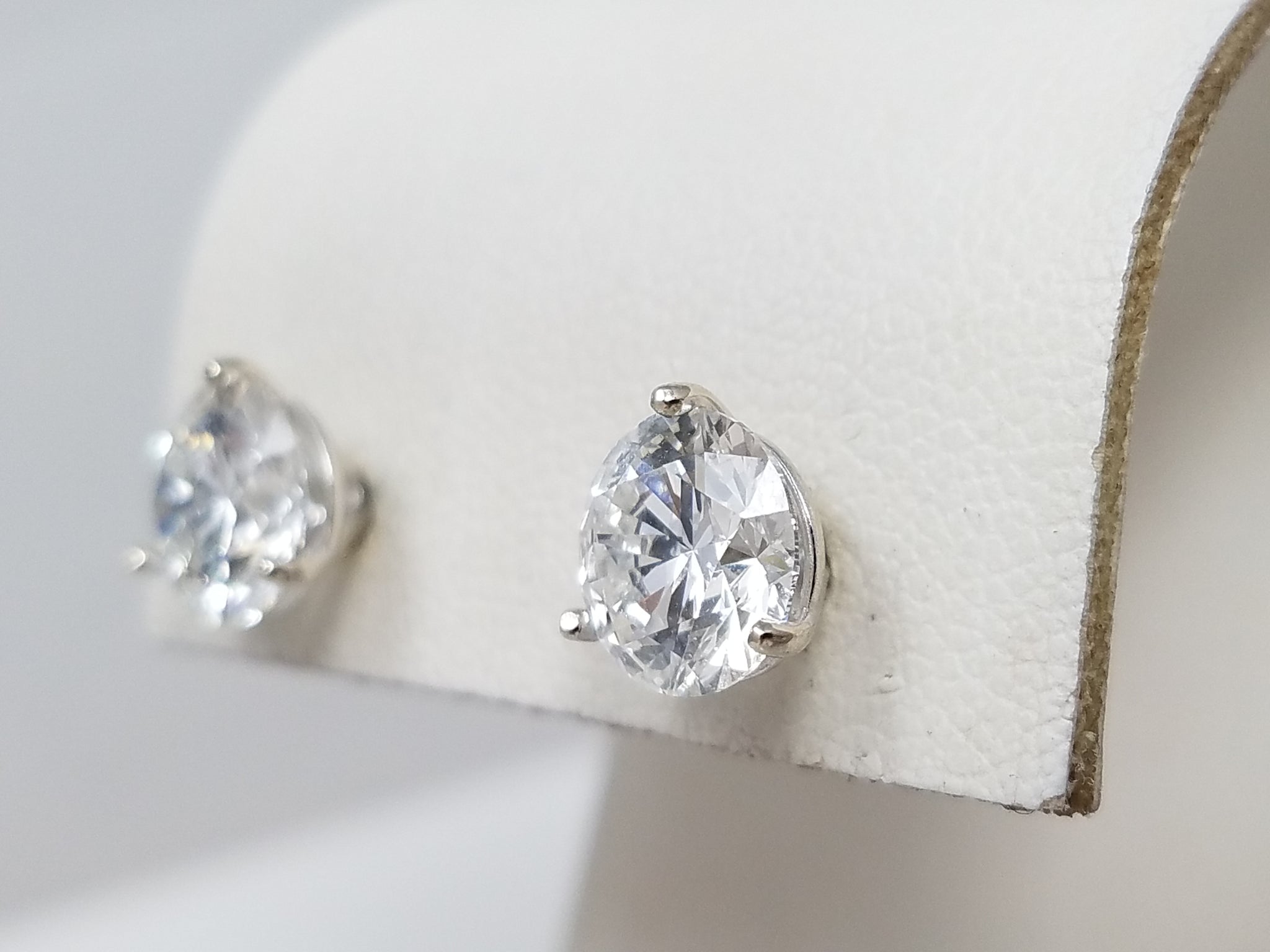 New! Glamorous 14k White Gold 3.18ctw IGI Certified Lab Grown Diamond Solitaire Earrings