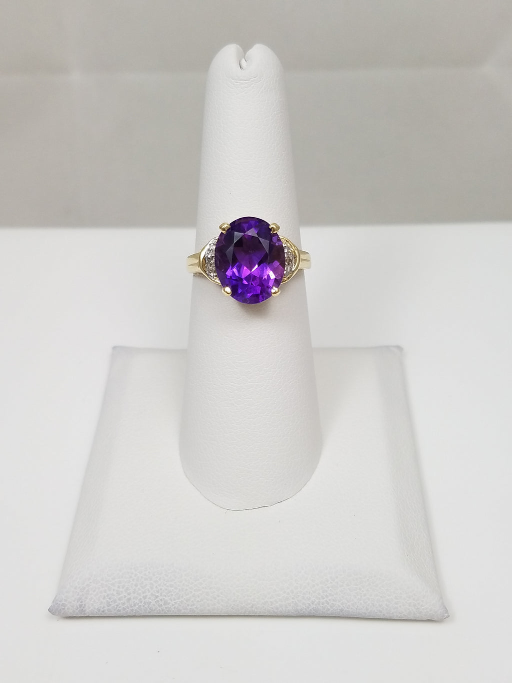 Soothing 14k Yellow Gold Natural Amethyst Diamond Ring