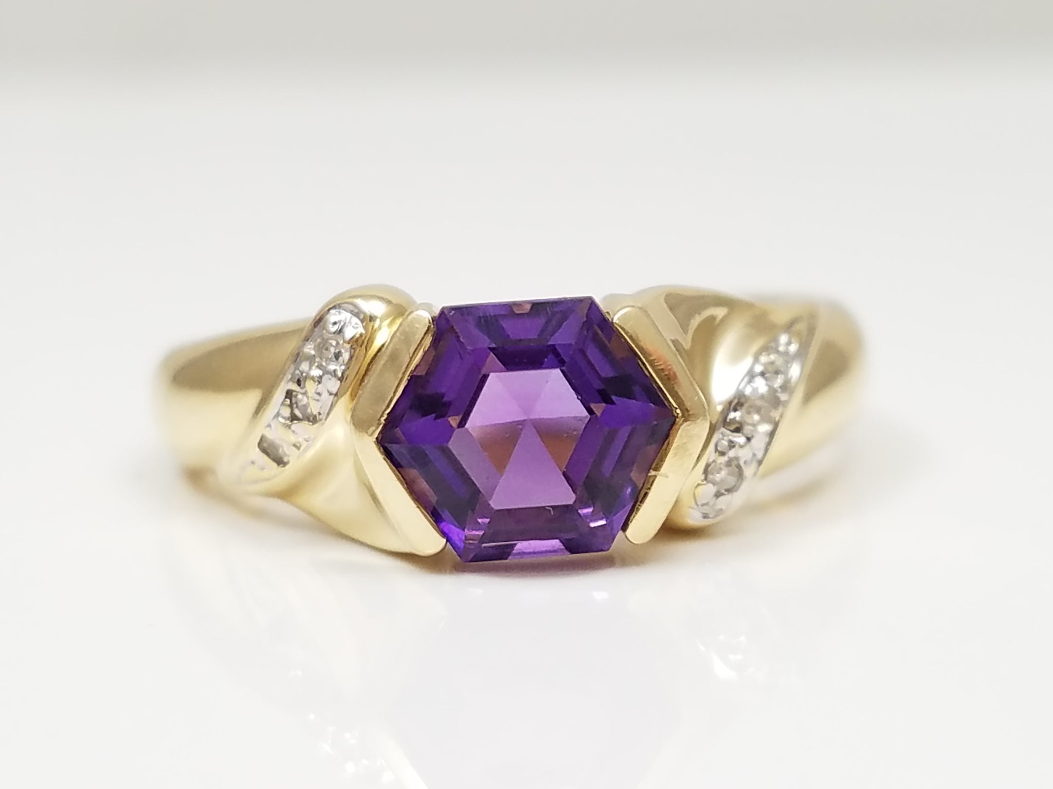 Fantastic 14k Yellow Gold Natural Amethyst Diamond Ring