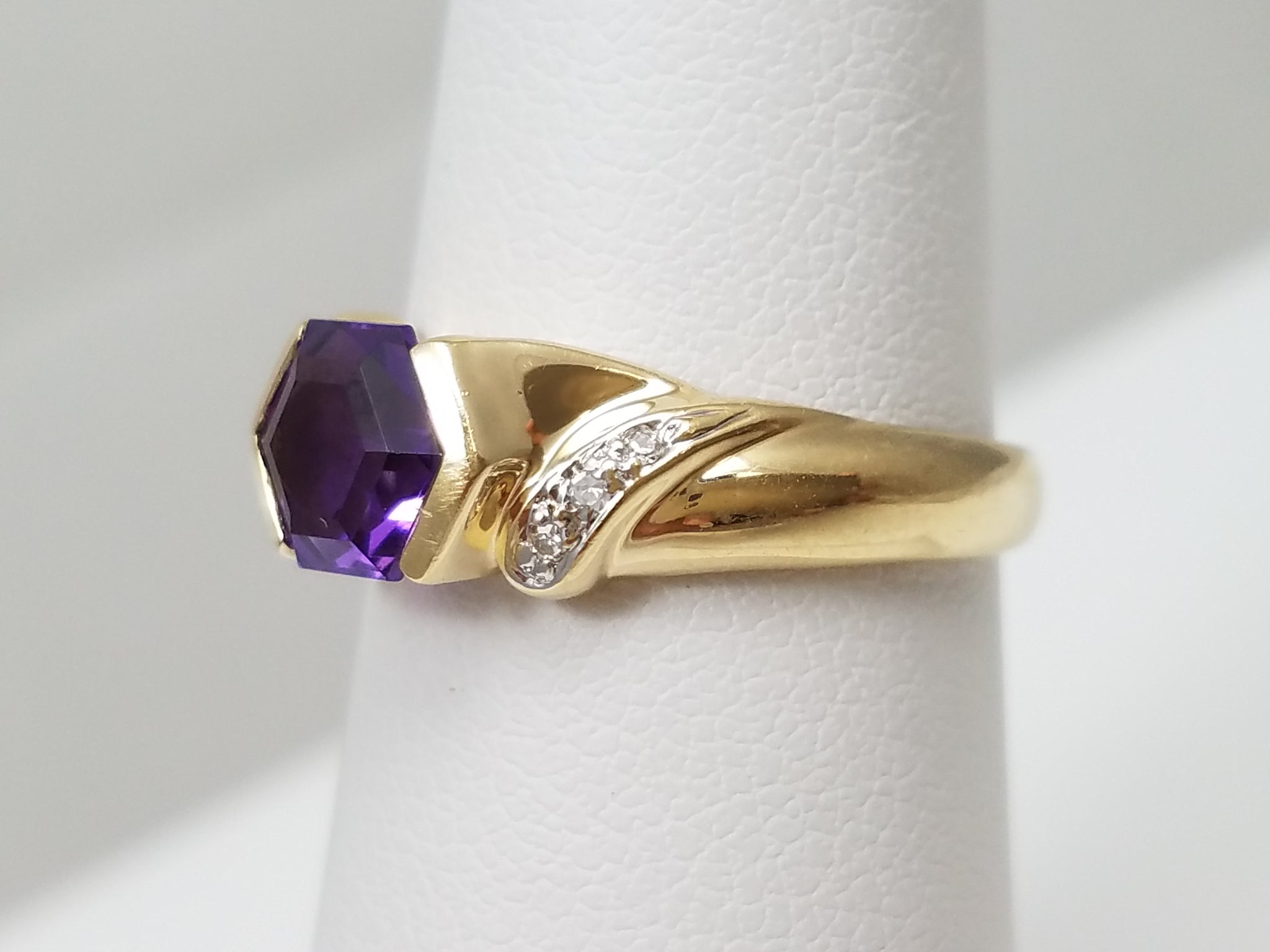 Fantastic 14k Yellow Gold Natural Amethyst Diamond Ring