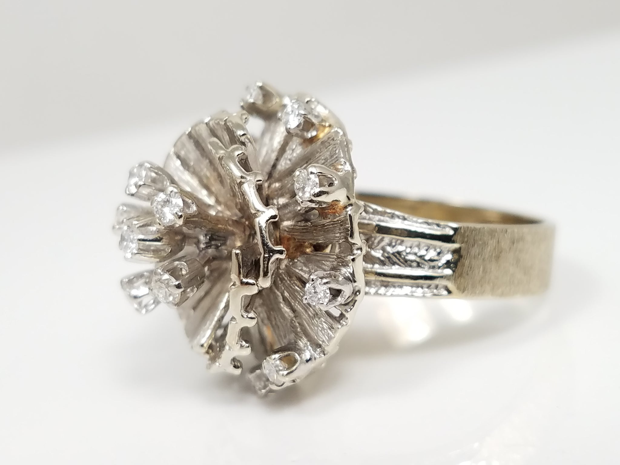 Fashionable Vintage 14k White Gold Natural Diamond Flower Ring