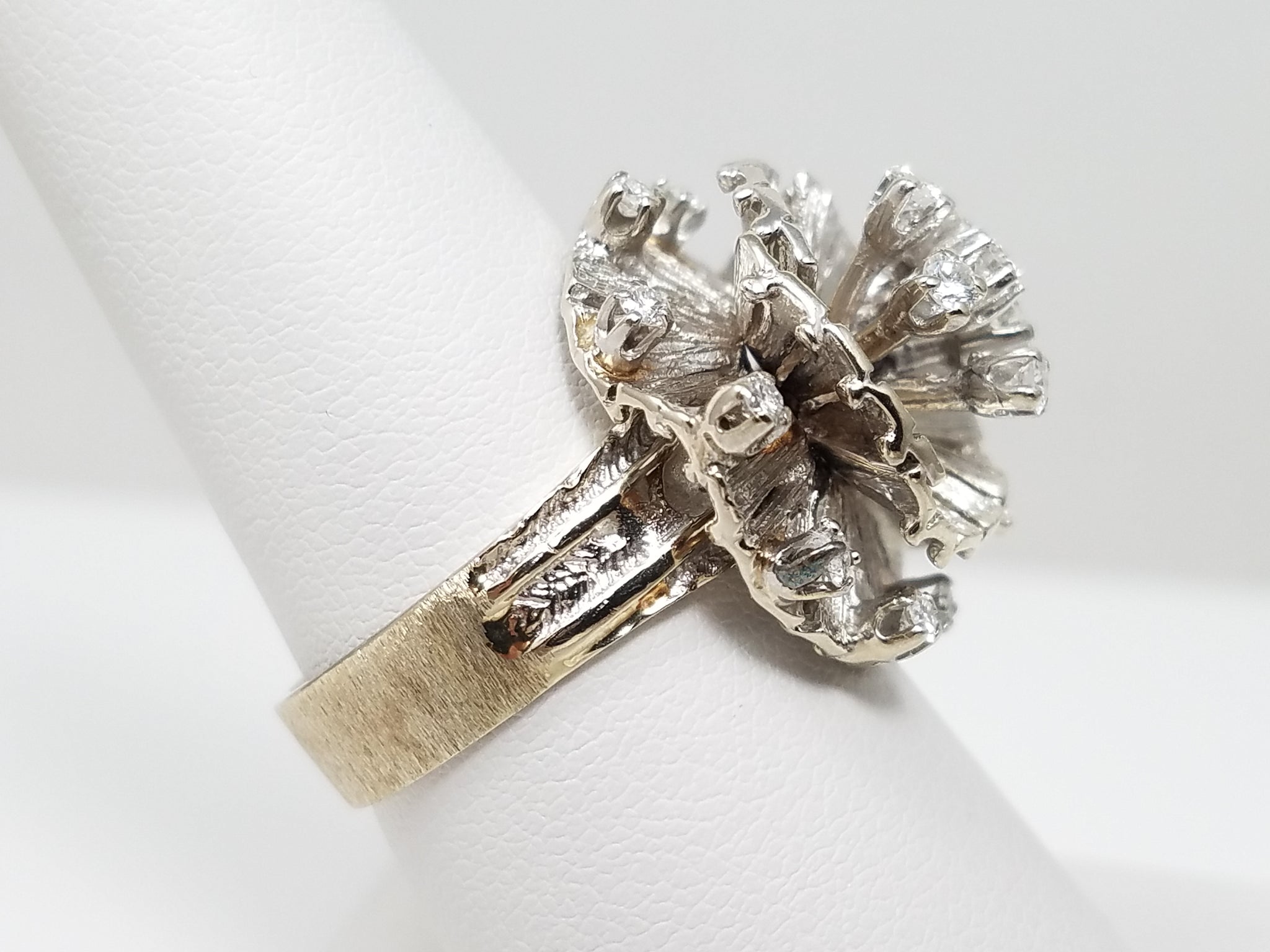 Fashionable Vintage 14k White Gold Natural Diamond Flower Ring