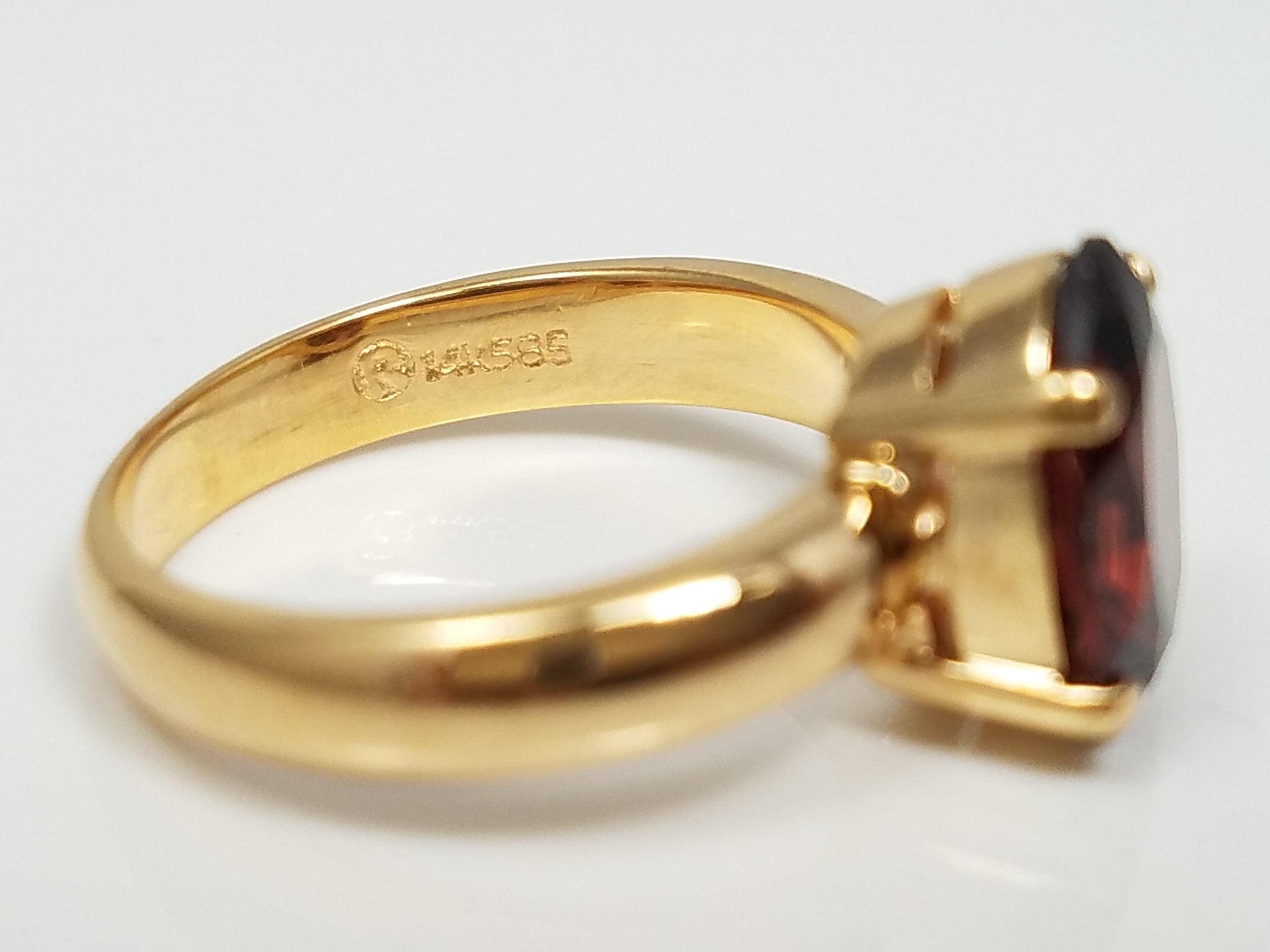 Stylish 14k Yellow Gold Natural Garnet Solitaire Ring