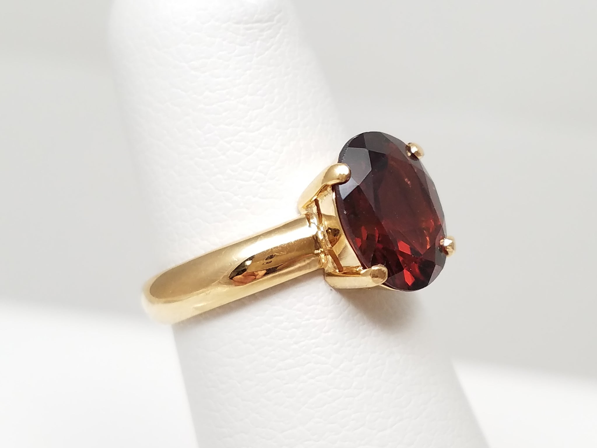 Stylish 14k Yellow Gold Natural Garnet Solitaire Ring