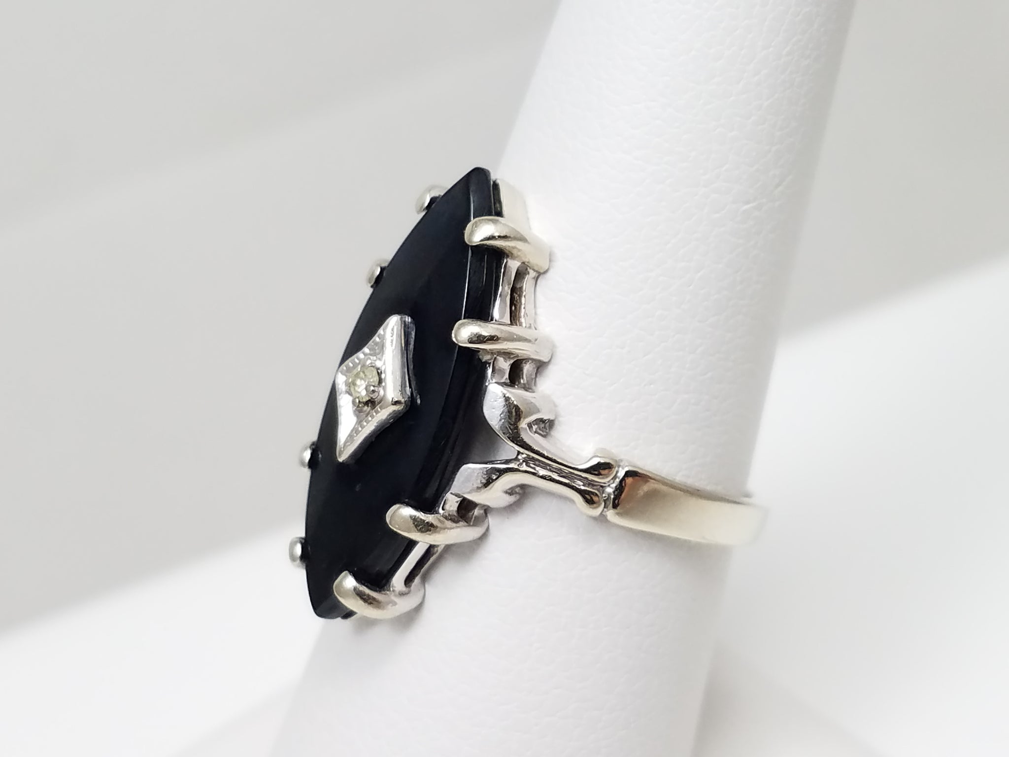 Enchanting Vintage 10k White Gold Natural Onyx Diamond Ring