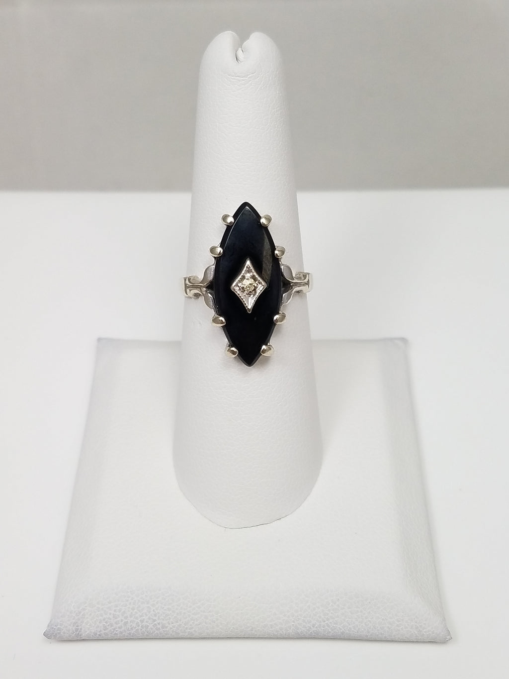 Enchanting Vintage 10k White Gold Natural Onyx Diamond Ring