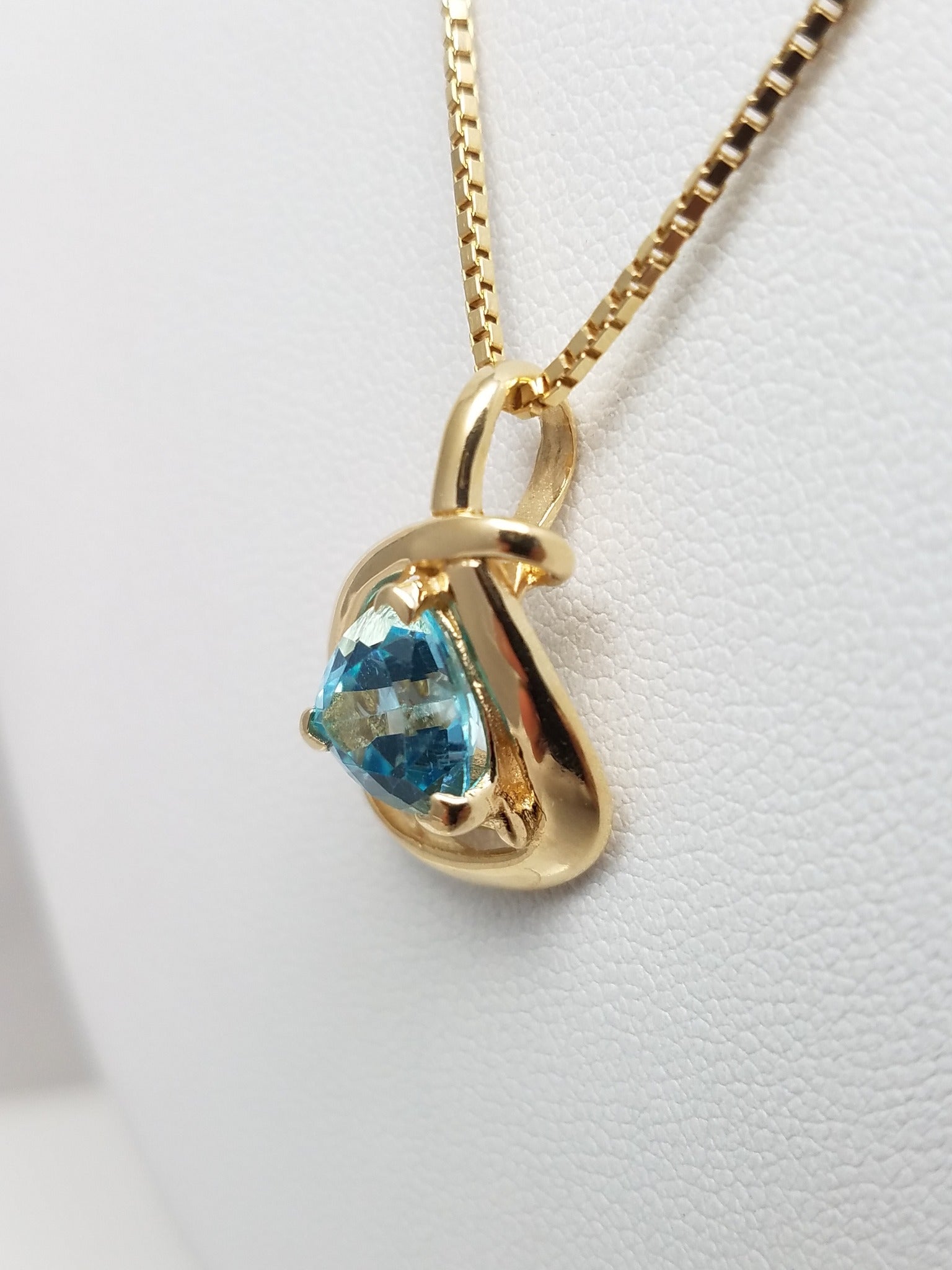 18" 14k Solid Yellow Gold Blue Topaz Pendant