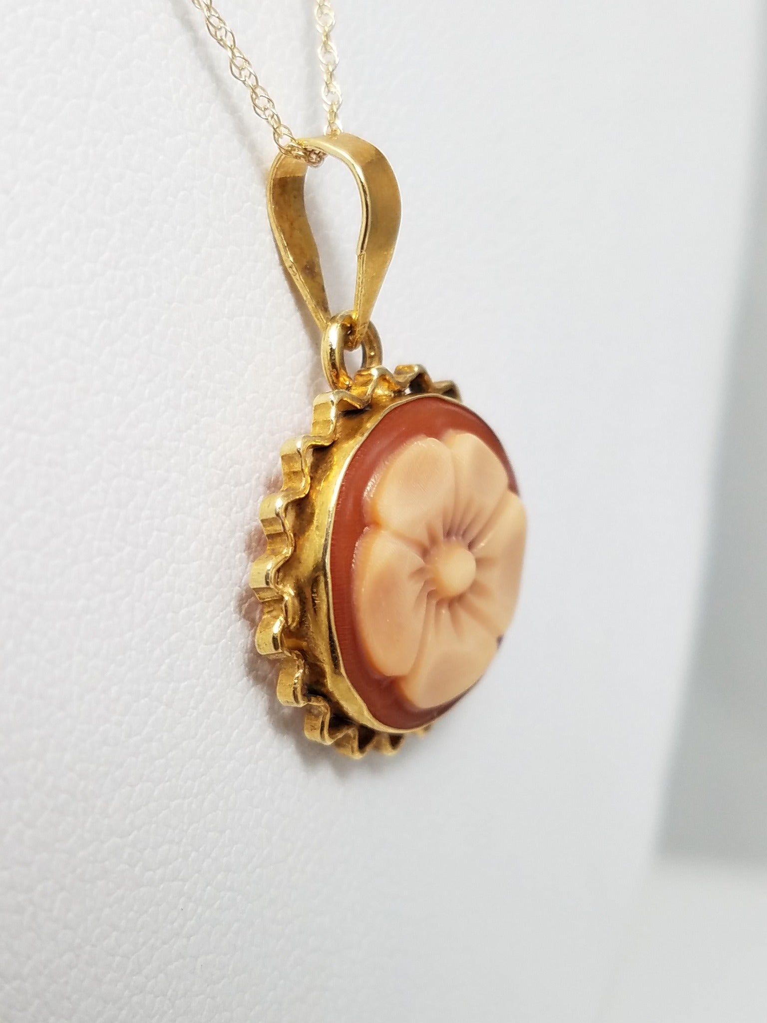 18" 14k Yellow Gold Natural Shell Cameo Pendant Necklace